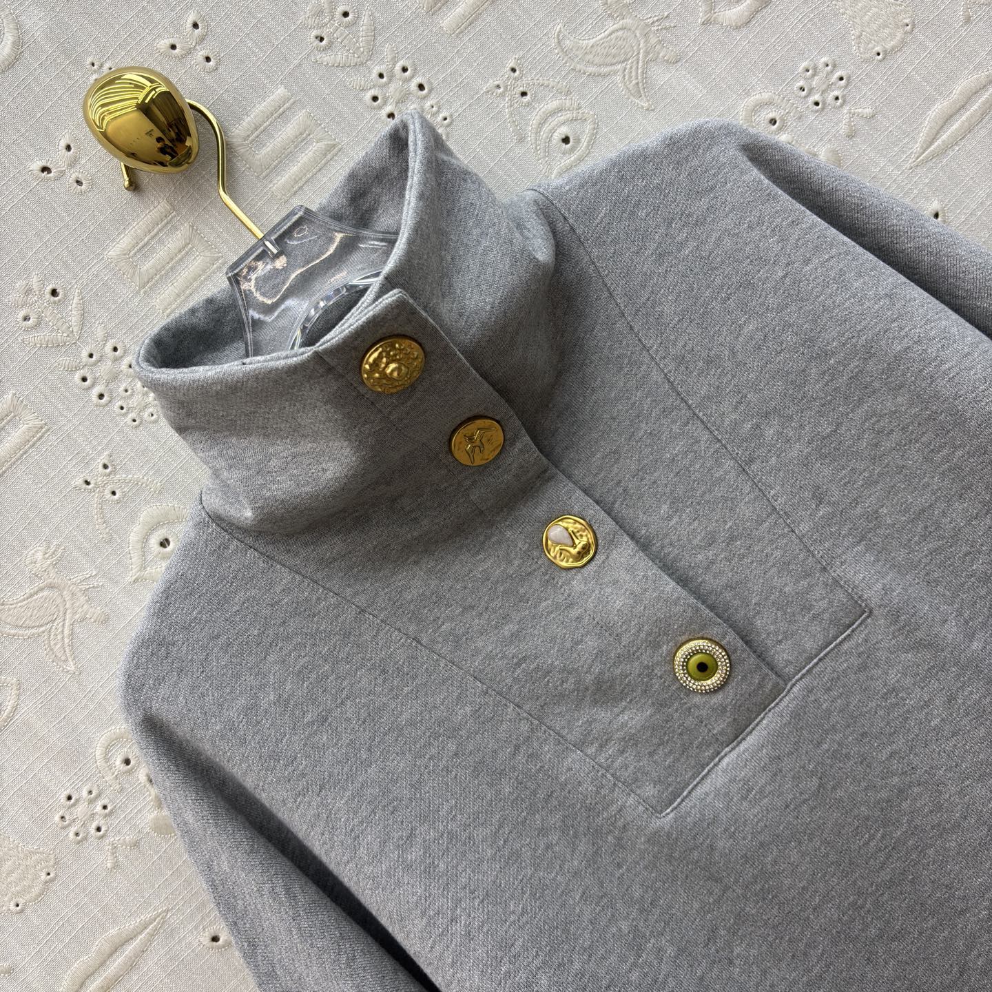 Sch 26早春 异形扣高领卫衣 半开扣设计 后背刺绣工艺 浅灰柔和纯黑经典 金色纽扣点缀领口 胸前口袋