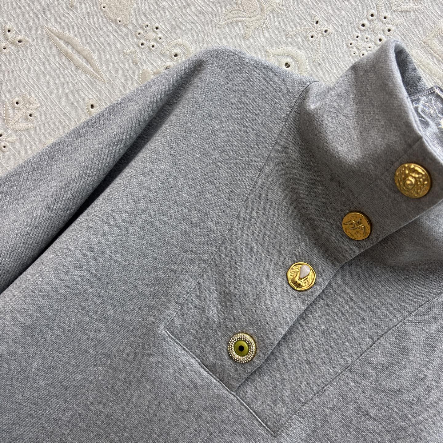 Sch 26早春 异形扣高领卫衣 半开扣设计 后背刺绣工艺 浅灰柔和纯黑经典 金色纽扣点缀领口 胸前口袋