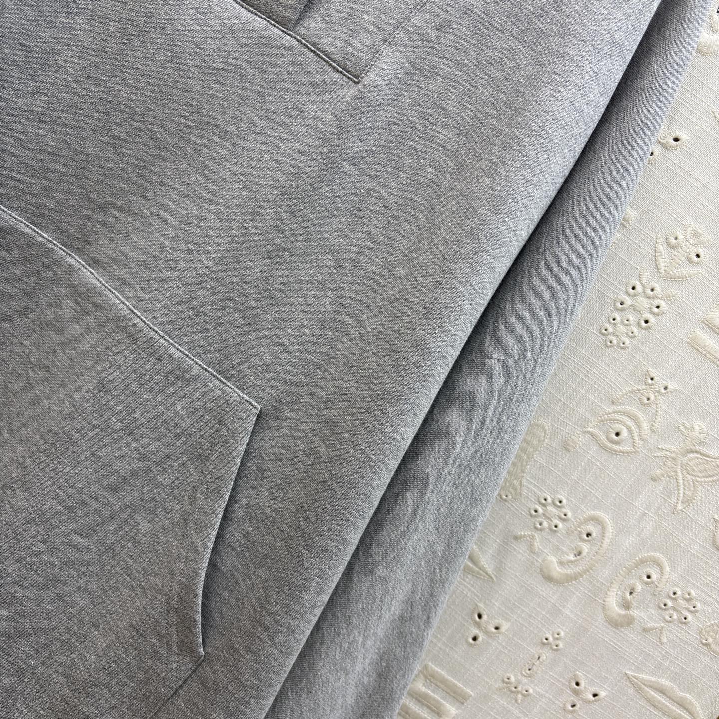 Sch 26早春 异形扣高领卫衣 半开扣设计 后背刺绣工艺 浅灰柔和纯黑经典 金色纽扣点缀领口 胸前口袋