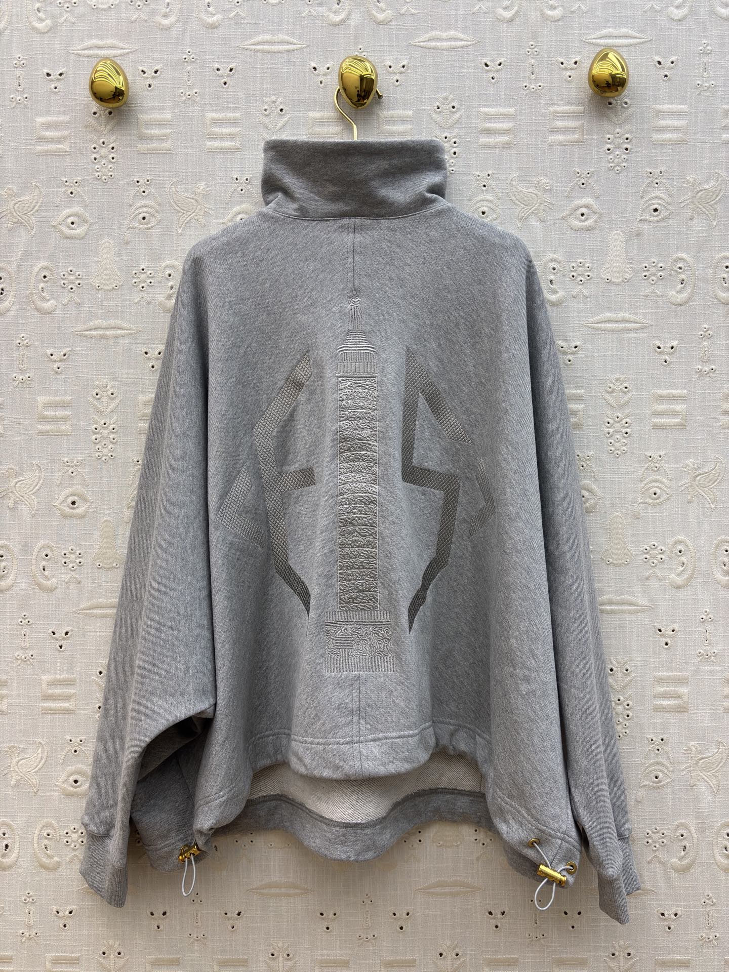 Sch 26早春 异形扣高领卫衣 半开扣设计 后背刺绣工艺 浅灰柔和纯黑经典 金色纽扣点缀领口 胸前口袋