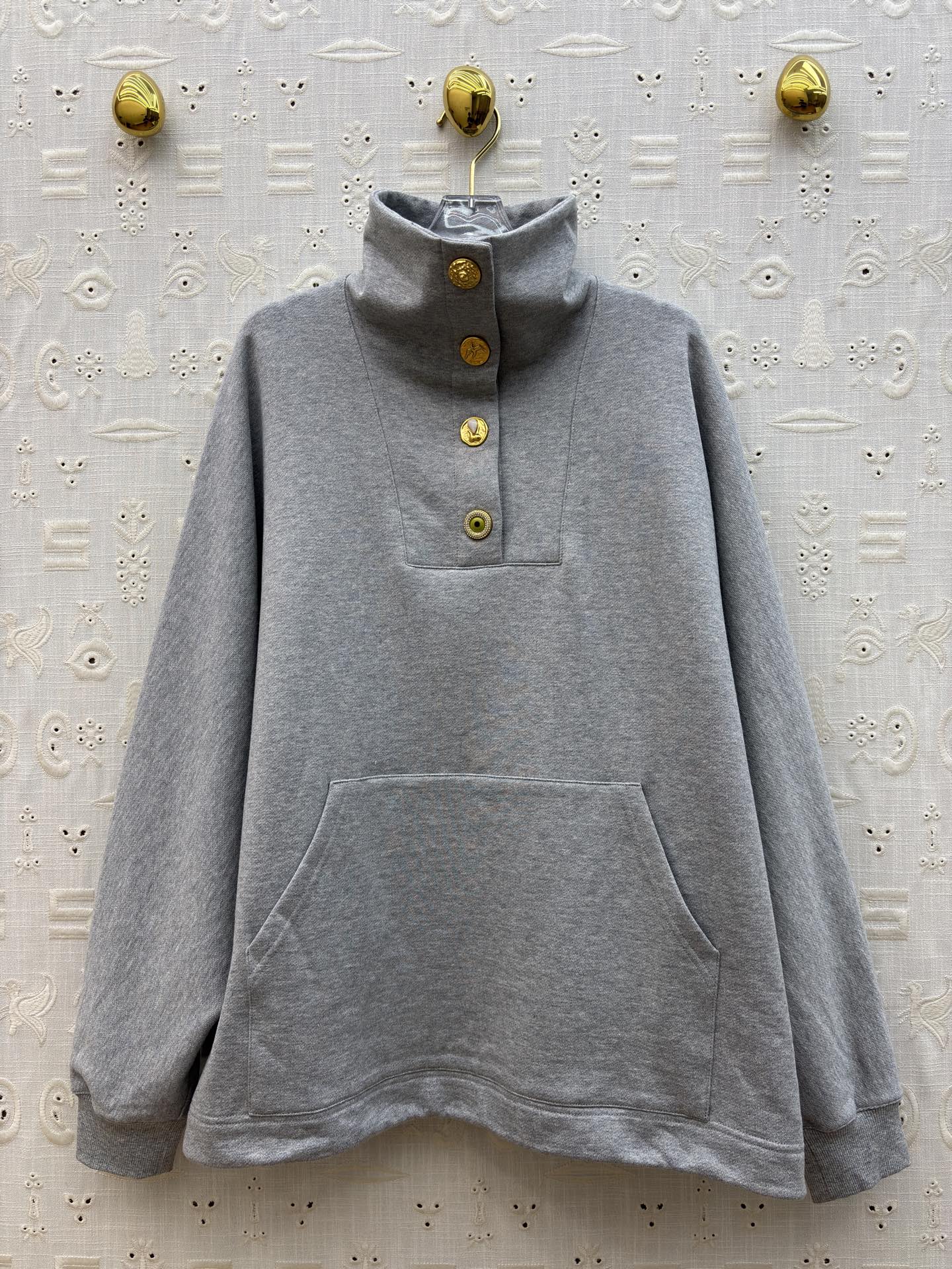 Sch 26早春 异形扣高领卫衣 半开扣设计 后背刺绣工艺 浅灰柔和纯黑经典 金色纽扣点缀领口 胸前口袋