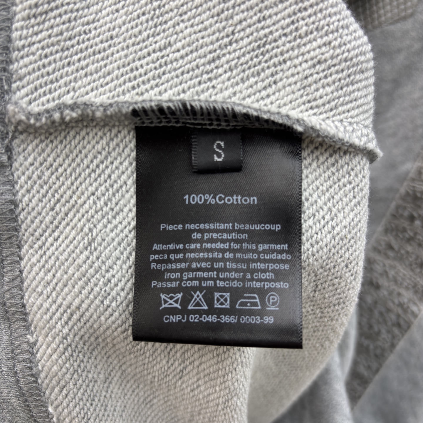 Sch 26早春 异形扣高领卫衣 半开扣设计 后背刺绣工艺 浅灰柔和纯黑经典 金色纽扣点缀领口 胸前口袋