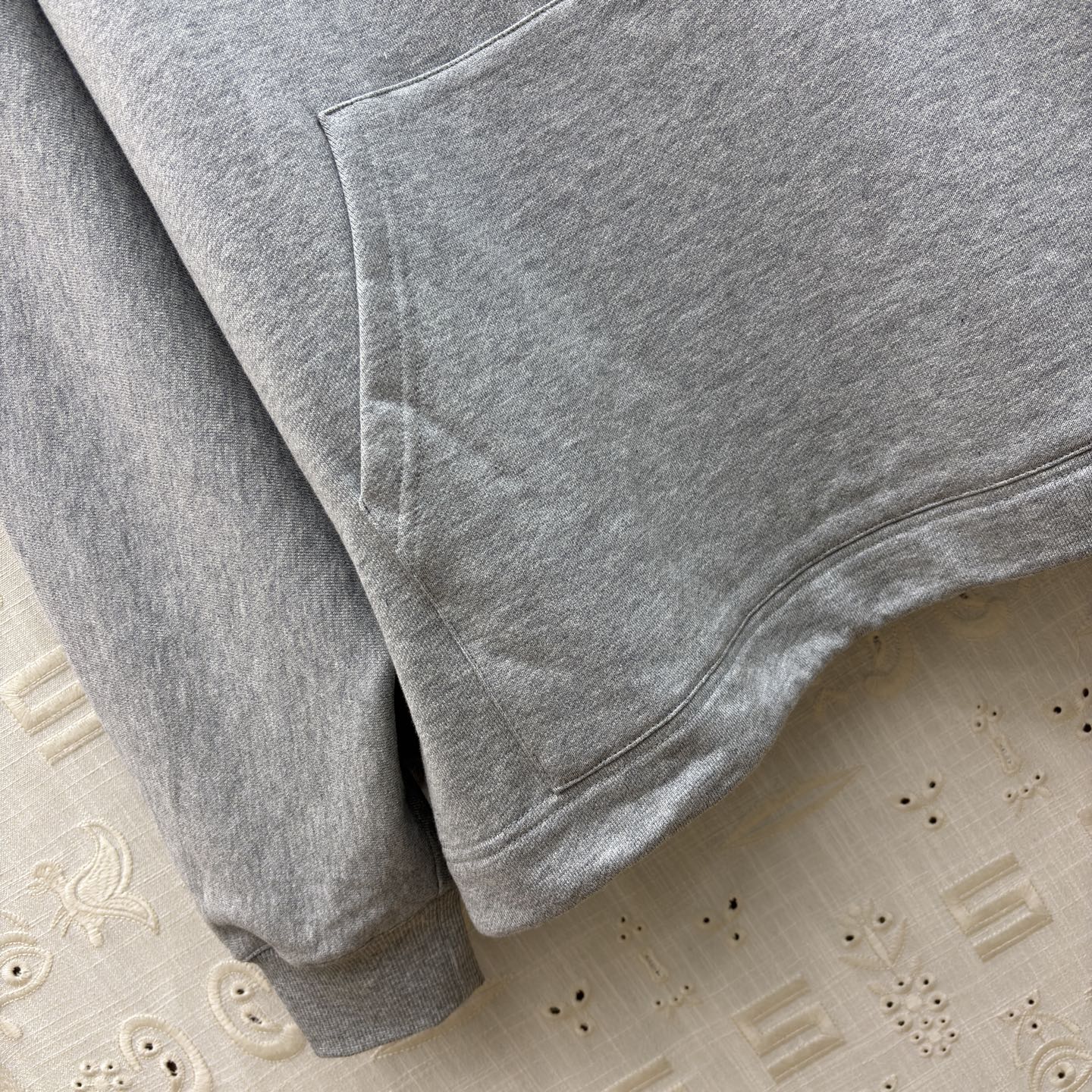 Sch 26早春 异形扣高领卫衣 半开扣设计 后背刺绣工艺 浅灰柔和纯黑经典 金色纽扣点缀领口 胸前口袋