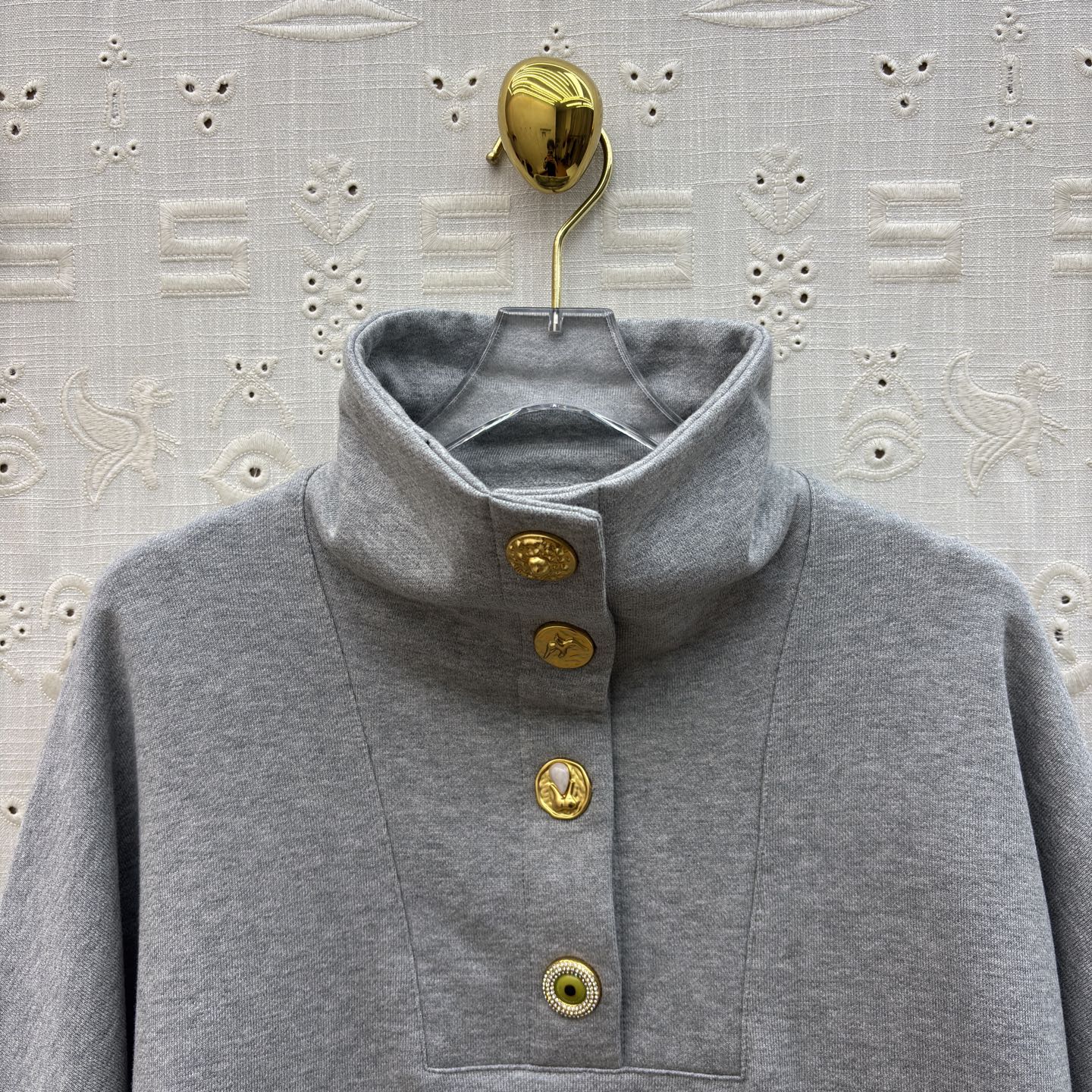 Sch 26早春 异形扣高领卫衣 半开扣设计 后背刺绣工艺 浅灰柔和纯黑经典 金色纽扣点缀领口 胸前口袋