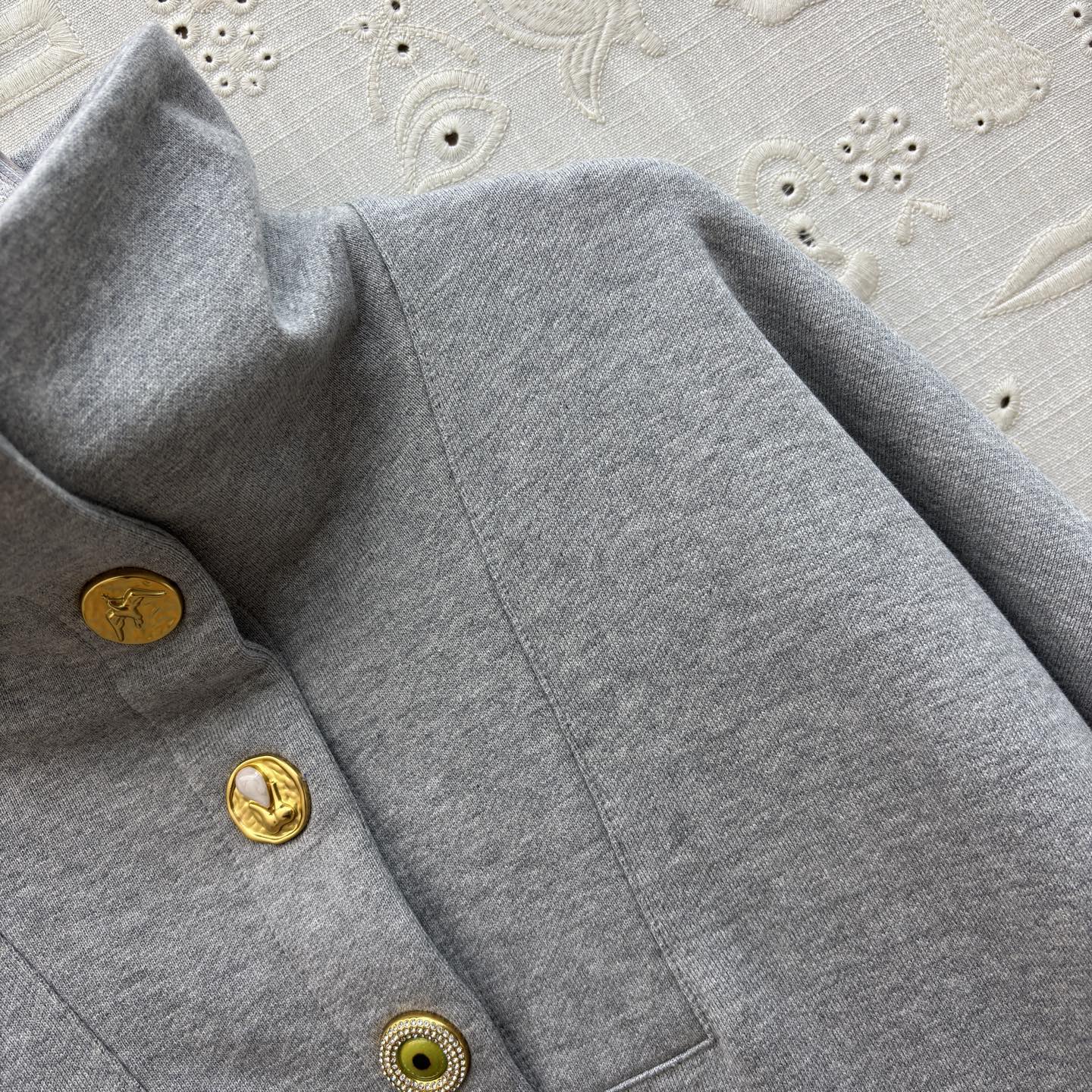 Sch 26早春 异形扣高领卫衣 半开扣设计 后背刺绣工艺 浅灰柔和纯黑经典 金色纽扣点缀领口 胸前口袋