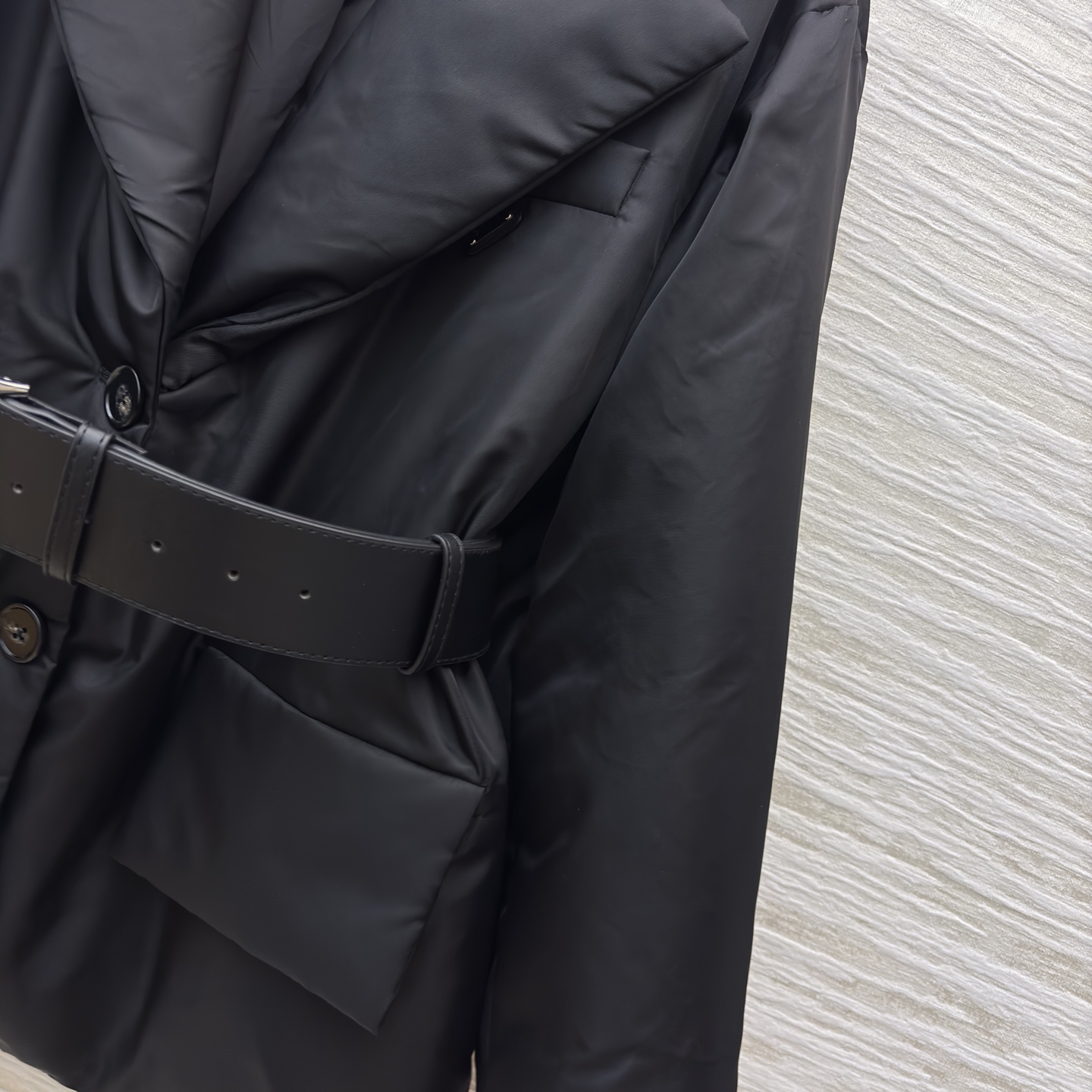 P家秋冬新款 翻领腰带羽绒服 腰带瞬间拉高腰线 上身立显身材 经典的到三角logo点缀 设计感超赞 版型