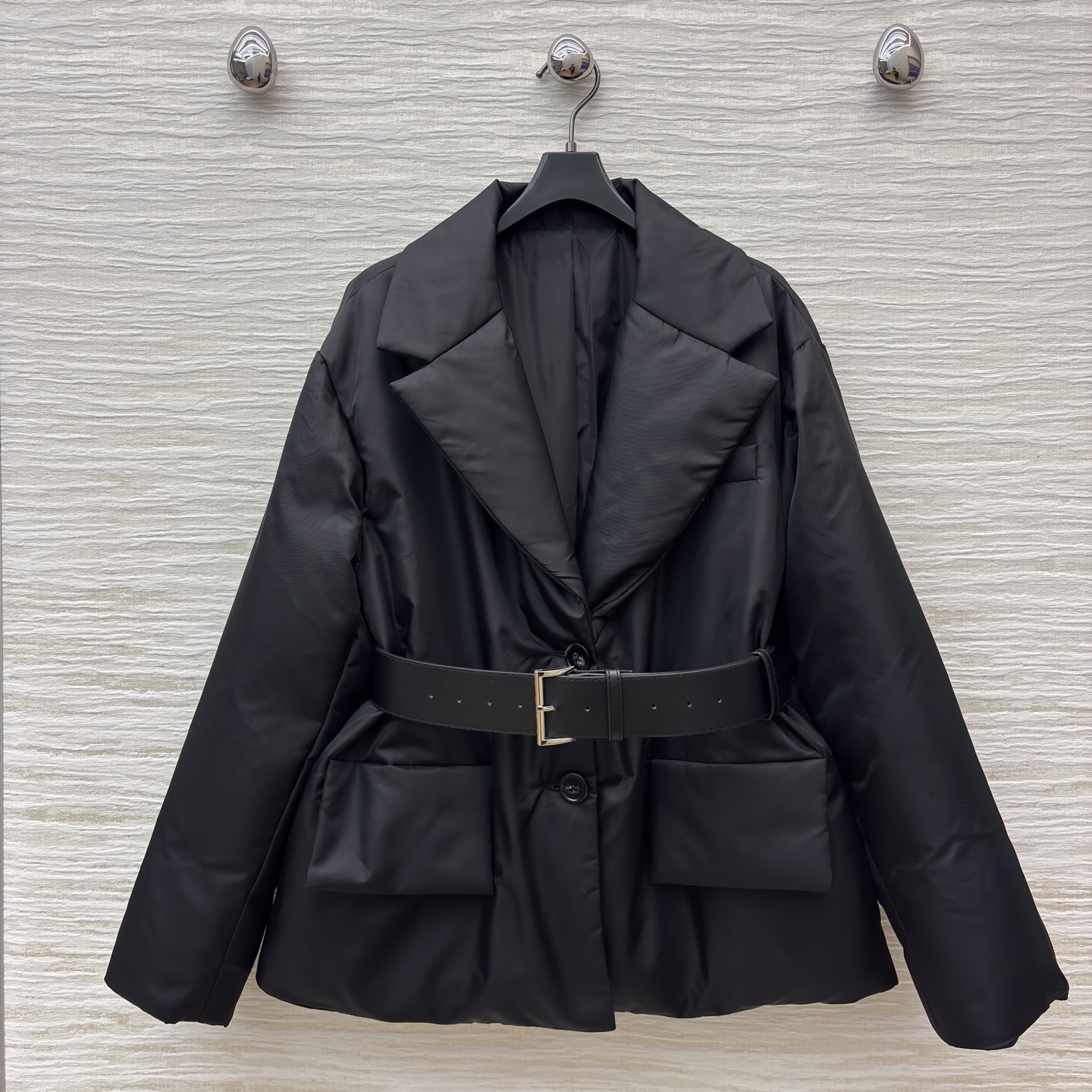 P家秋冬新款 翻领腰带羽绒服 腰带瞬间拉高腰线 上身立显身材 经典的到三角logo点缀 设计感超赞 版型