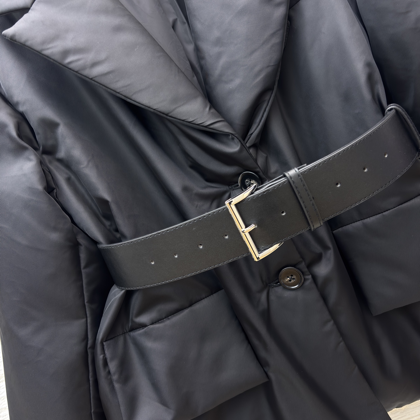 P家秋冬新款 翻领腰带羽绒服 腰带瞬间拉高腰线 上身立显身材 经典的到三角logo点缀 设计感超赞 版型