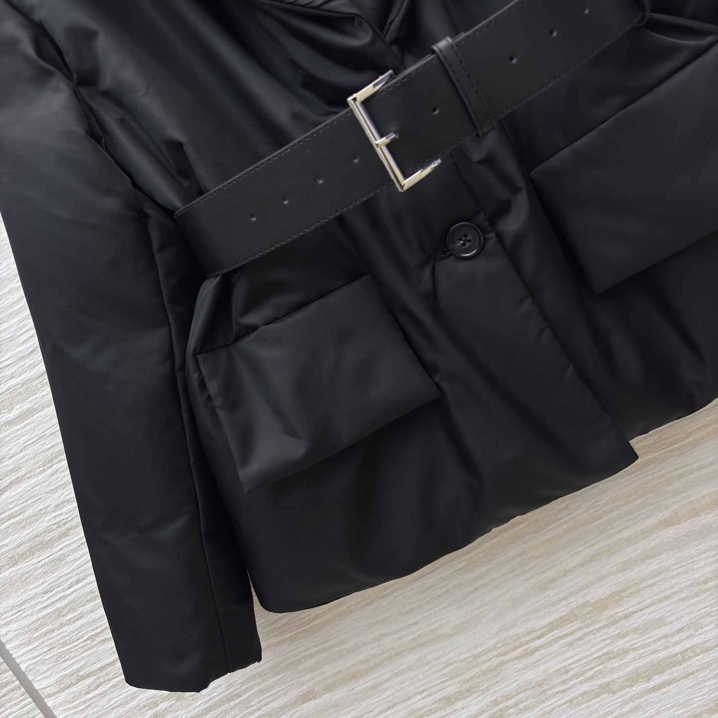 P家秋冬新款 翻领腰带羽绒服 腰带瞬间拉高腰线 上身立显身材 经典的到三角logo点缀 设计感超赞 版型