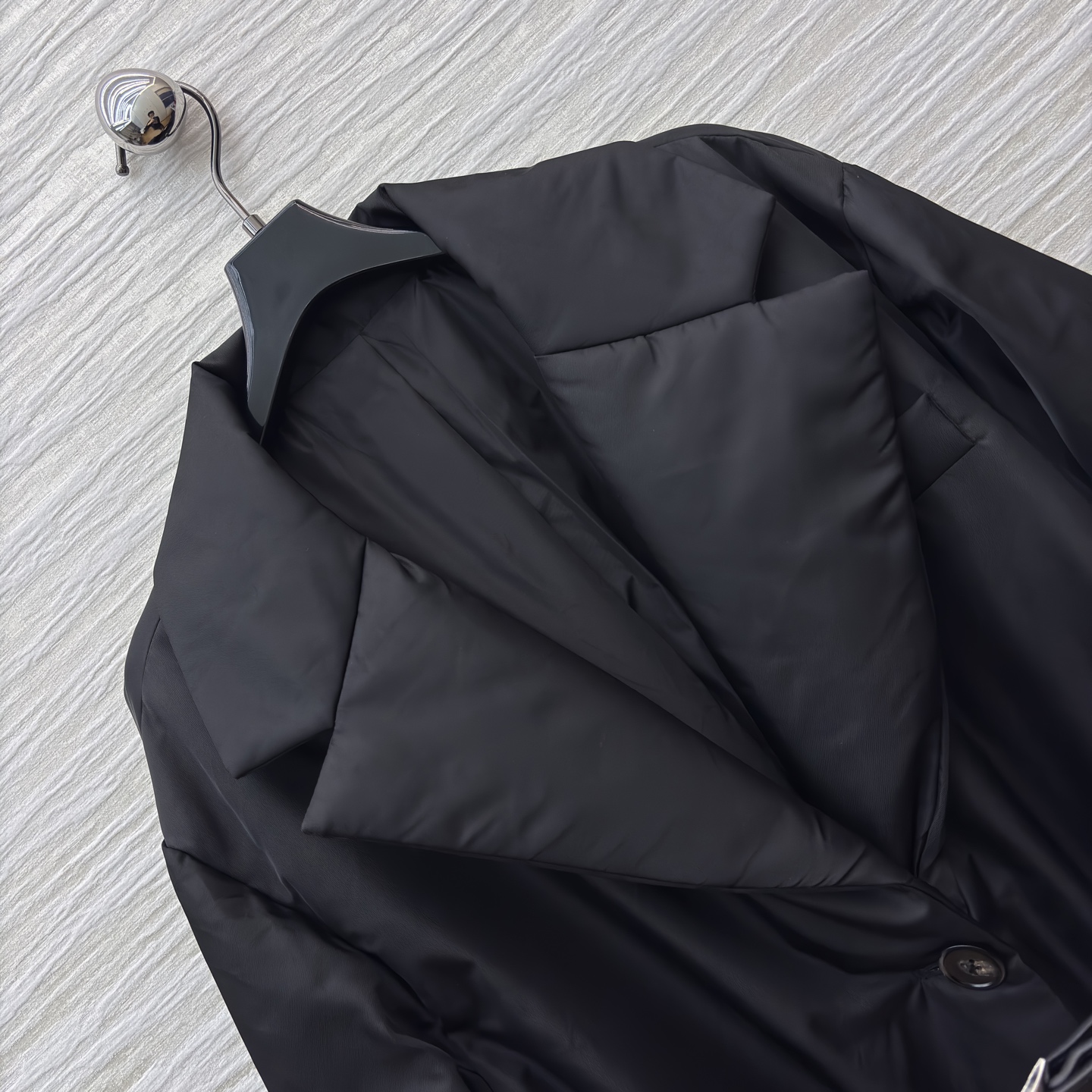 P家秋冬新款 翻领腰带羽绒服 腰带瞬间拉高腰线 上身立显身材 经典的到三角logo点缀 设计感超赞 版型