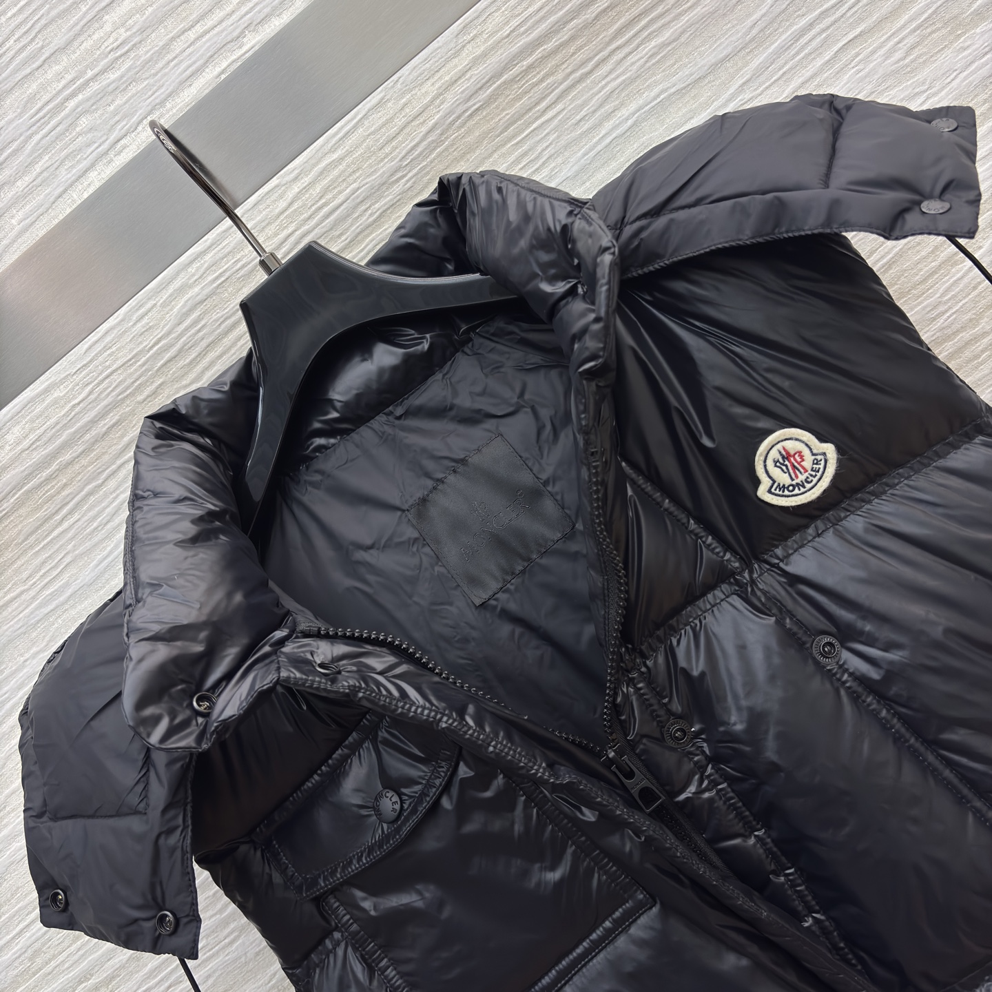 Mo立领连帽羽绒马甲 太懂冬日氛围感 连帽抽绳设计防风又随性 蓬松度刚好不臃肿 内搭毛衣外搭大衣都适配 