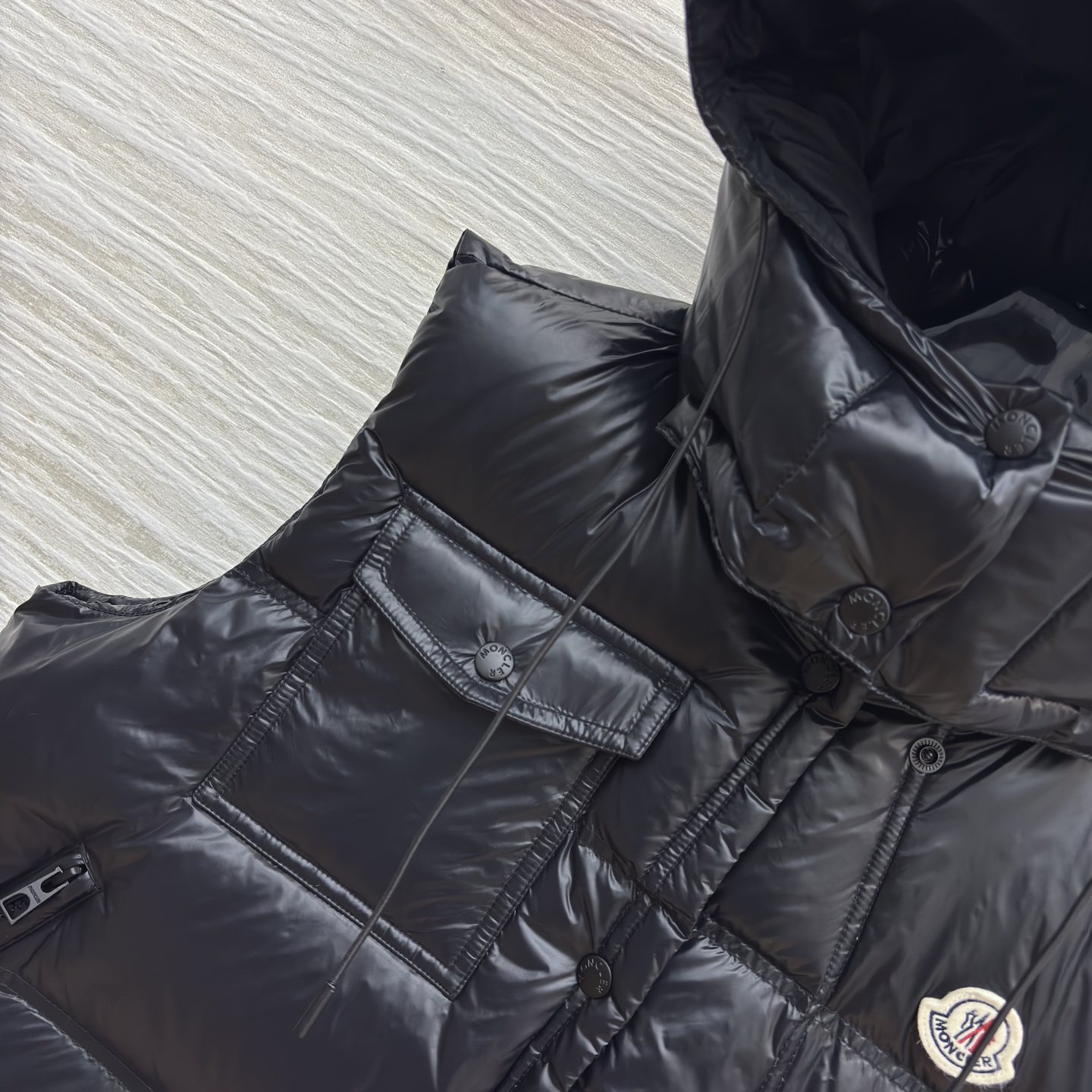 Mo立领连帽羽绒马甲 太懂冬日氛围感 连帽抽绳设计防风又随性 蓬松度刚好不臃肿 内搭毛衣外搭大衣都适配 