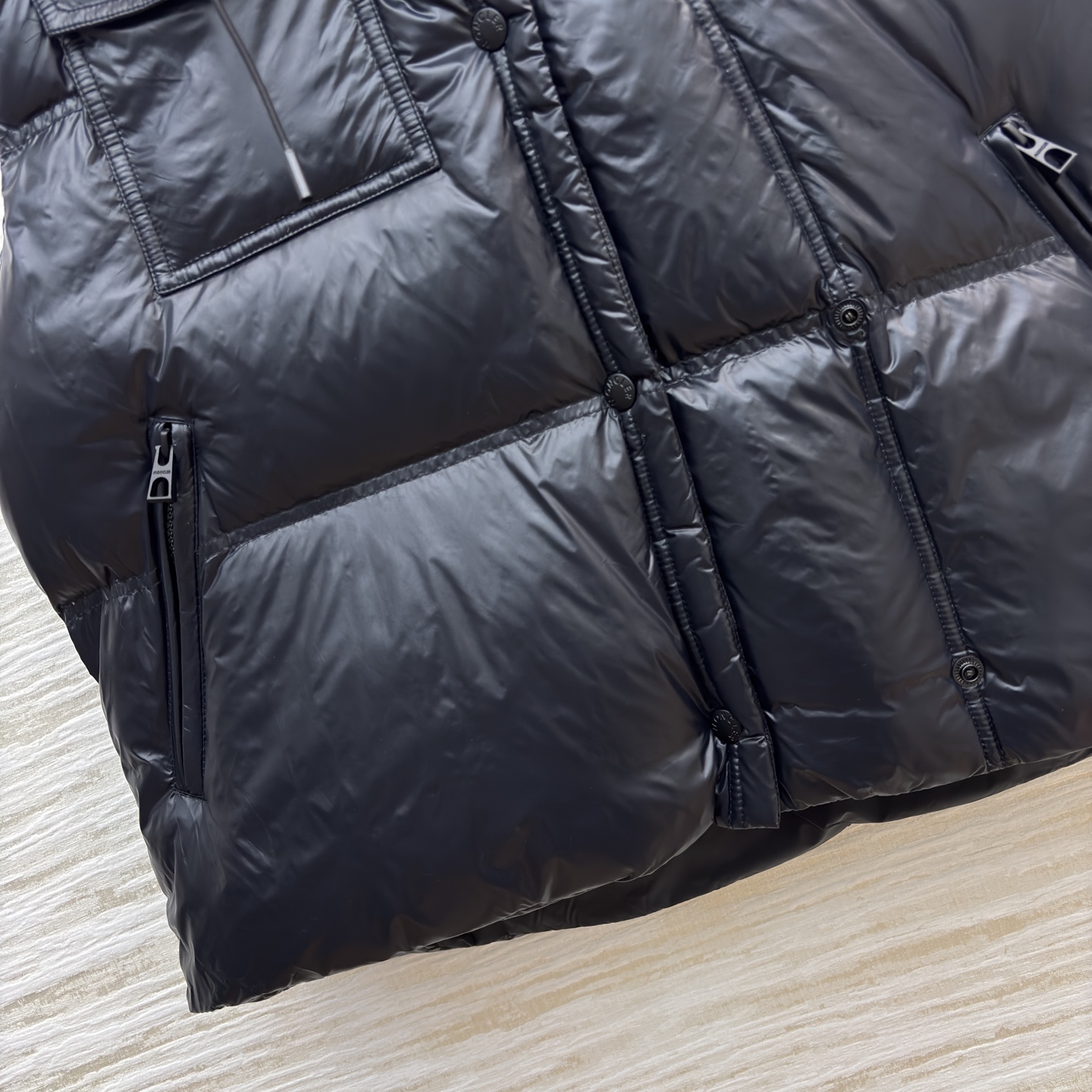 Mo立领连帽羽绒马甲 太懂冬日氛围感 连帽抽绳设计防风又随性 蓬松度刚好不臃肿 内搭毛衣外搭大衣都适配 