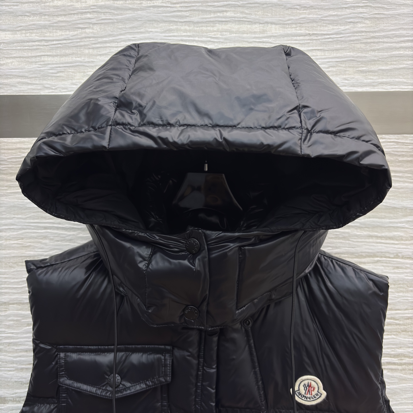 Mo立领连帽羽绒马甲 太懂冬日氛围感 连帽抽绳设计防风又随性 蓬松度刚好不臃肿 内搭毛衣外搭大衣都适配 