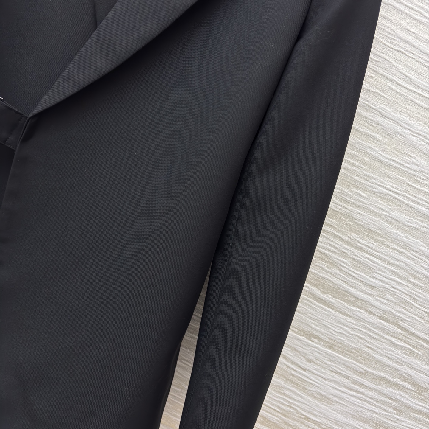 LW绑带西装 橄榄绿复古松弛 黑色利落高级 腰带收腰既能穿出随性氛围又能掐出好比例 可搭配同系列裤子 日