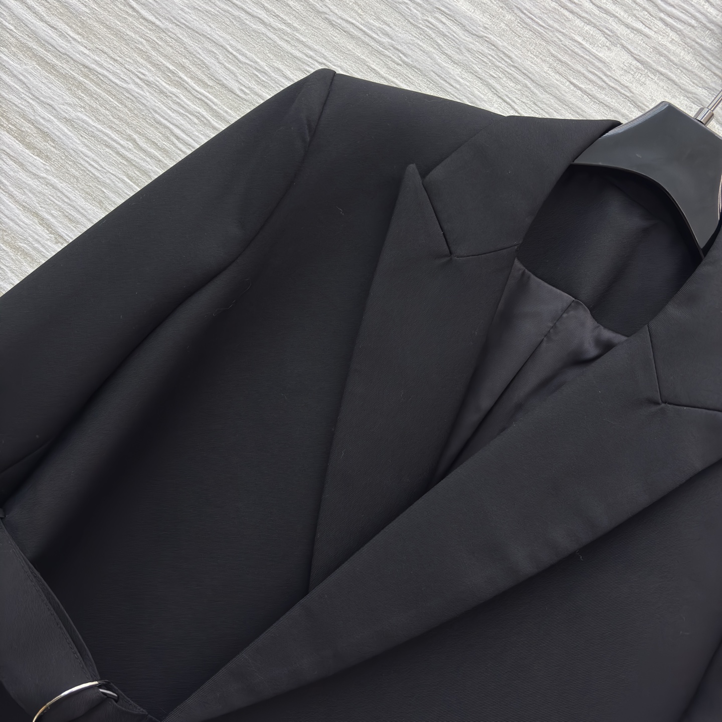 LW绑带西装 橄榄绿复古松弛 黑色利落高级 腰带收腰既能穿出随性氛围又能掐出好比例 可搭配同系列裤子 日