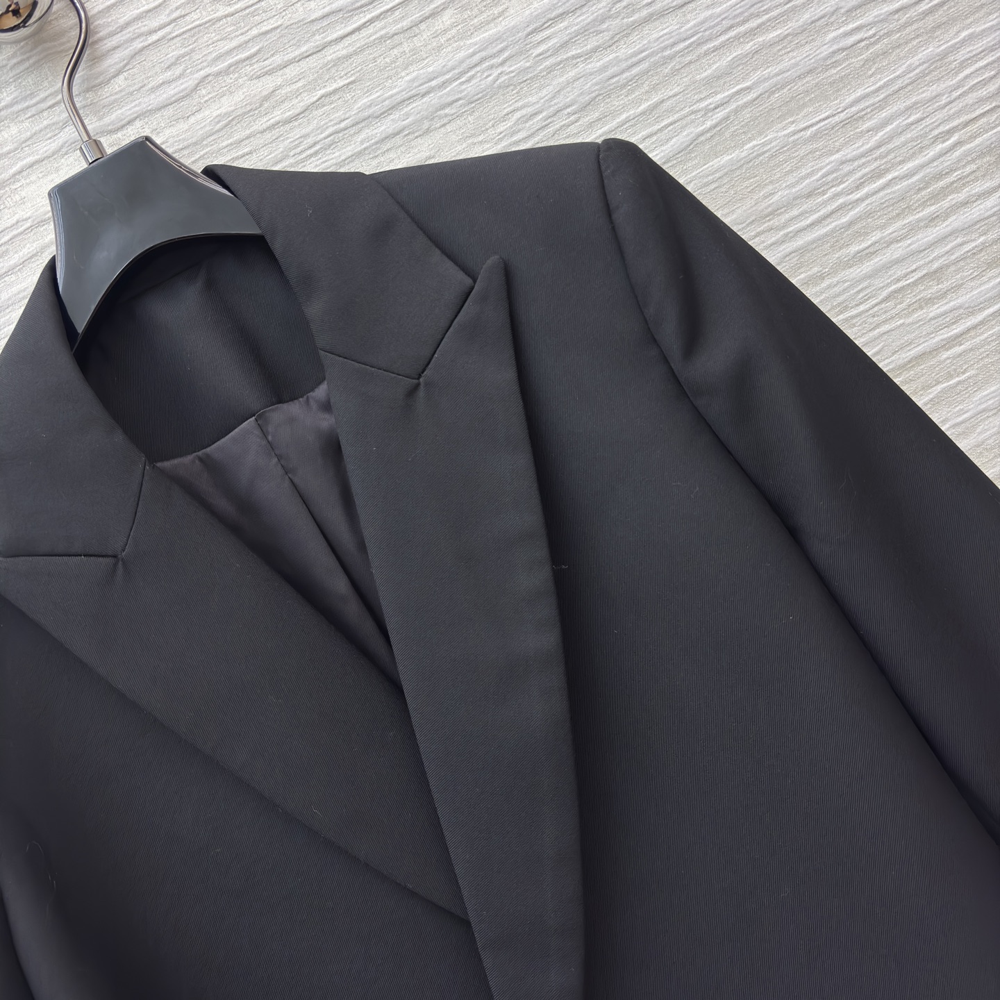 LW绑带西装 橄榄绿复古松弛 黑色利落高级 腰带收腰既能穿出随性氛围又能掐出好比例 可搭配同系列裤子 日