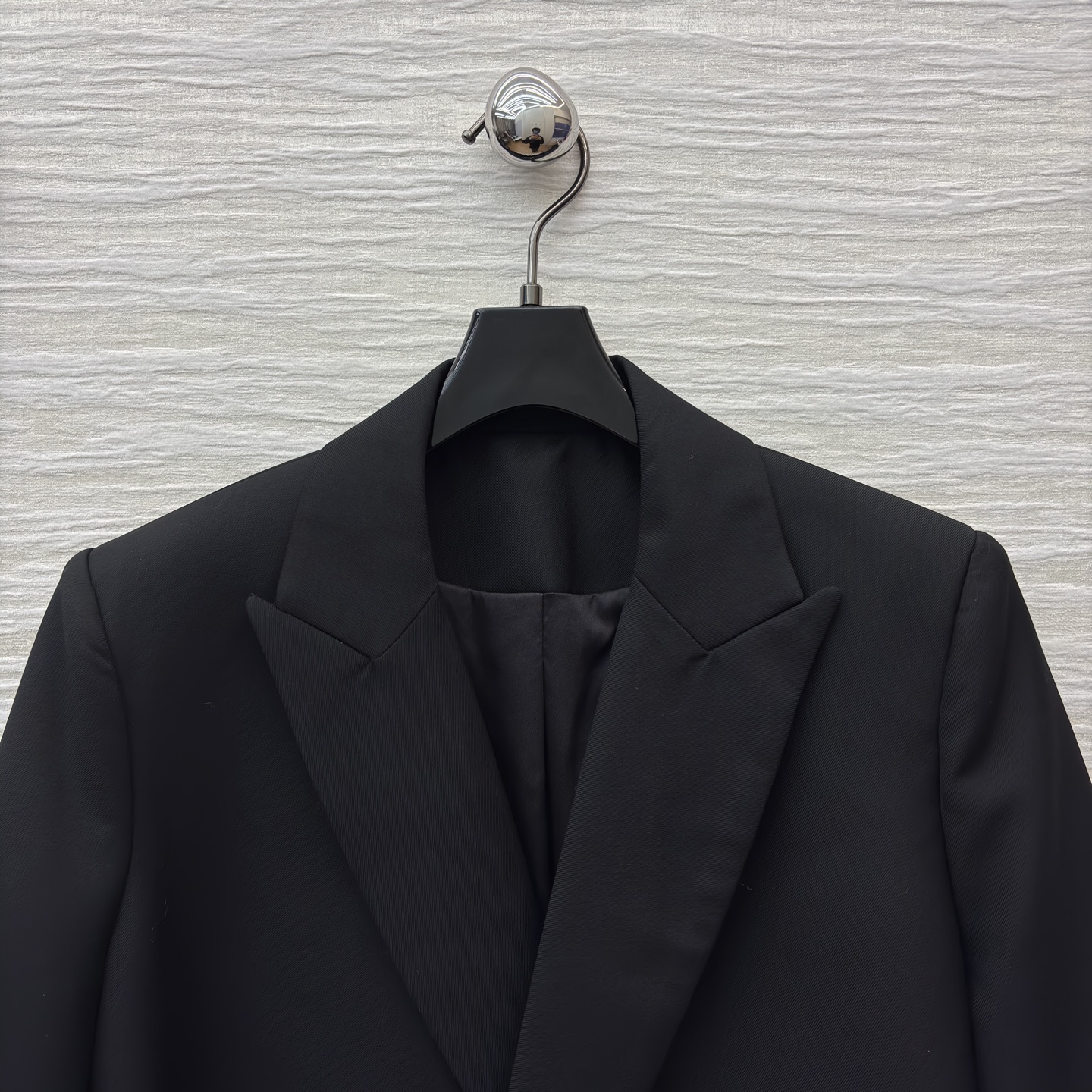 LW绑带西装 橄榄绿复古松弛 黑色利落高级 腰带收腰既能穿出随性氛围又能掐出好比例 可搭配同系列裤子 日