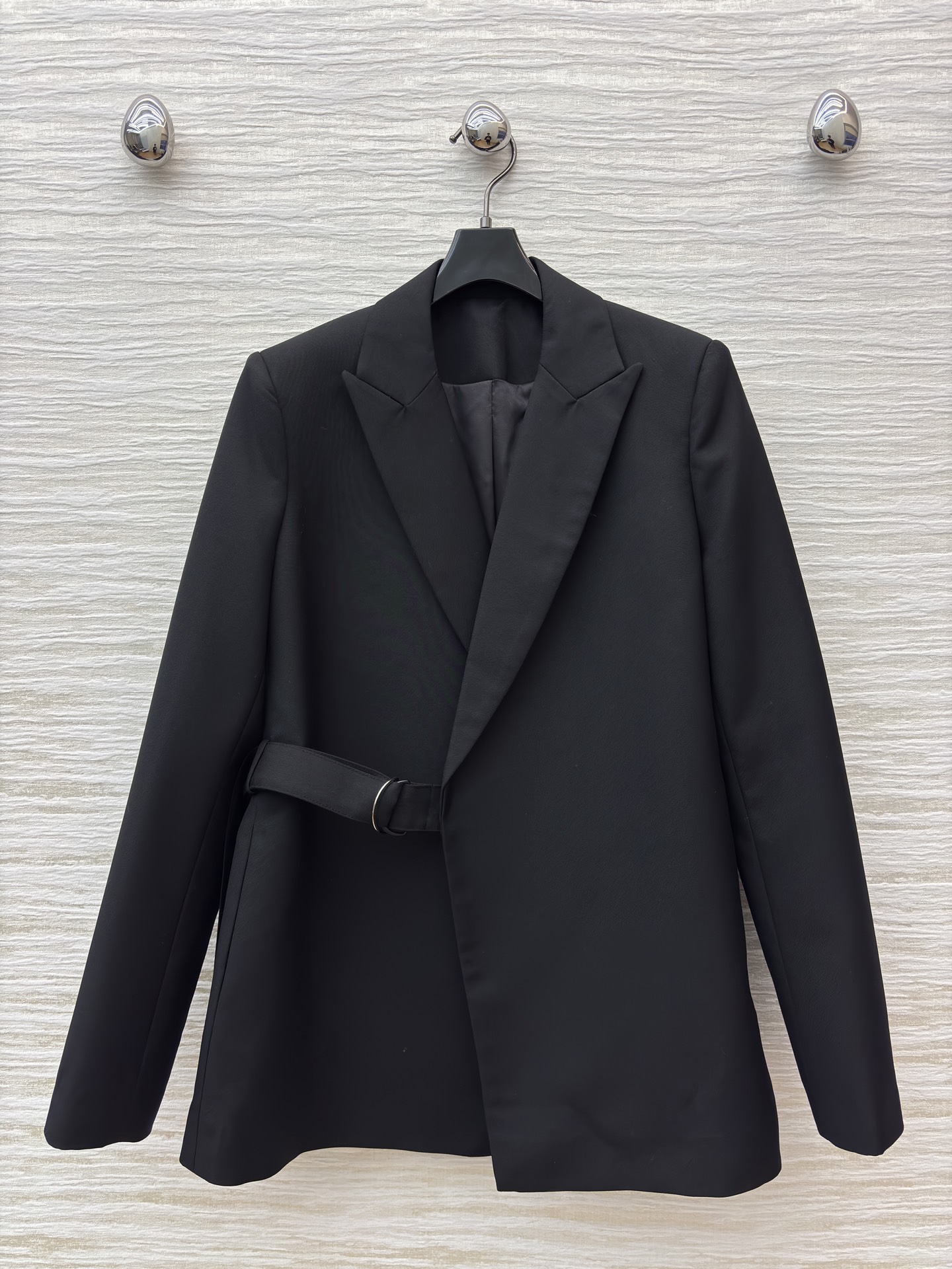 LW绑带西装 橄榄绿复古松弛 黑色利落高级 腰带收腰既能穿出随性氛围又能掐出好比例 可搭配同系列裤子 日