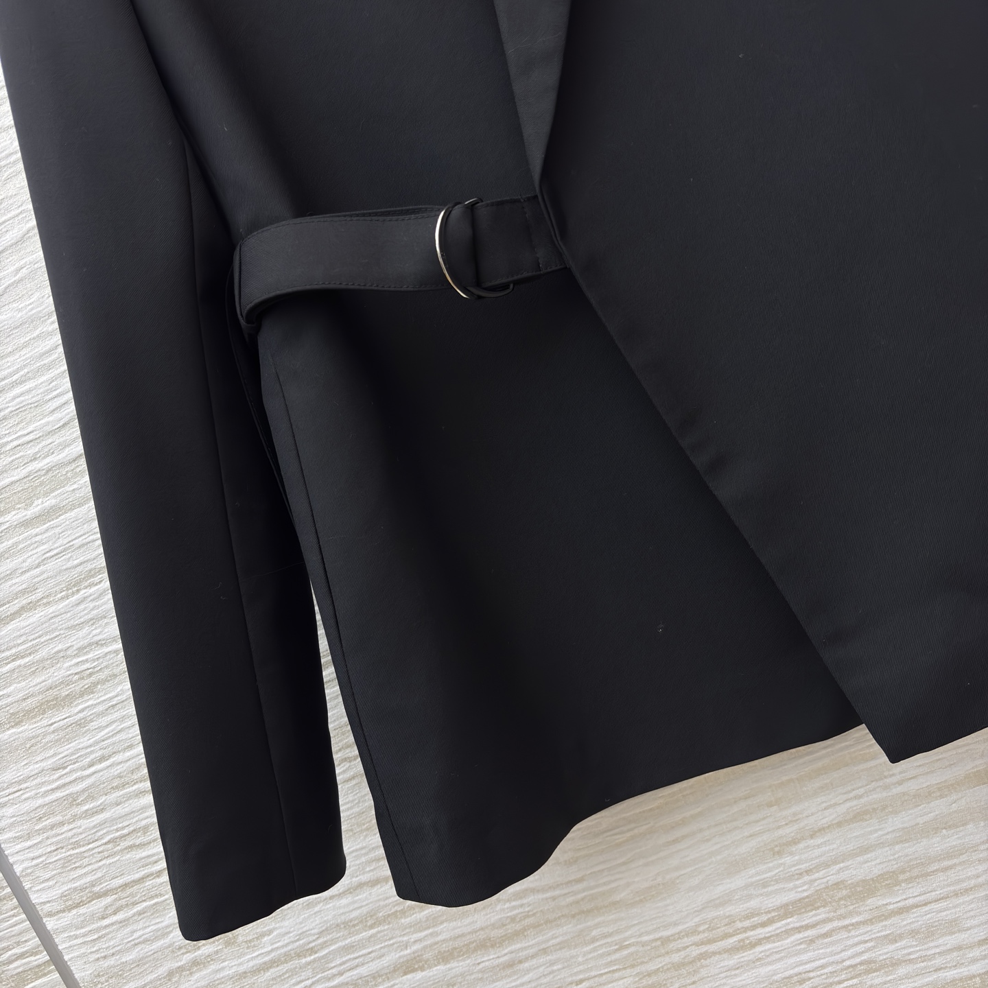 LW绑带西装 橄榄绿复古松弛 黑色利落高级 腰带收腰既能穿出随性氛围又能掐出好比例 可搭配同系列裤子 日