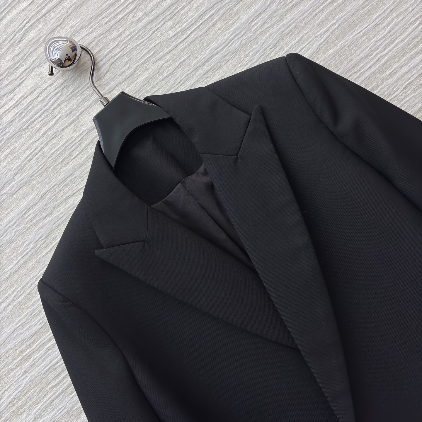 LW绑带西装 橄榄绿复古松弛 黑色利落高级 腰带收腰既能穿出随性氛围又能掐出好比例 可搭配同系列裤子 日