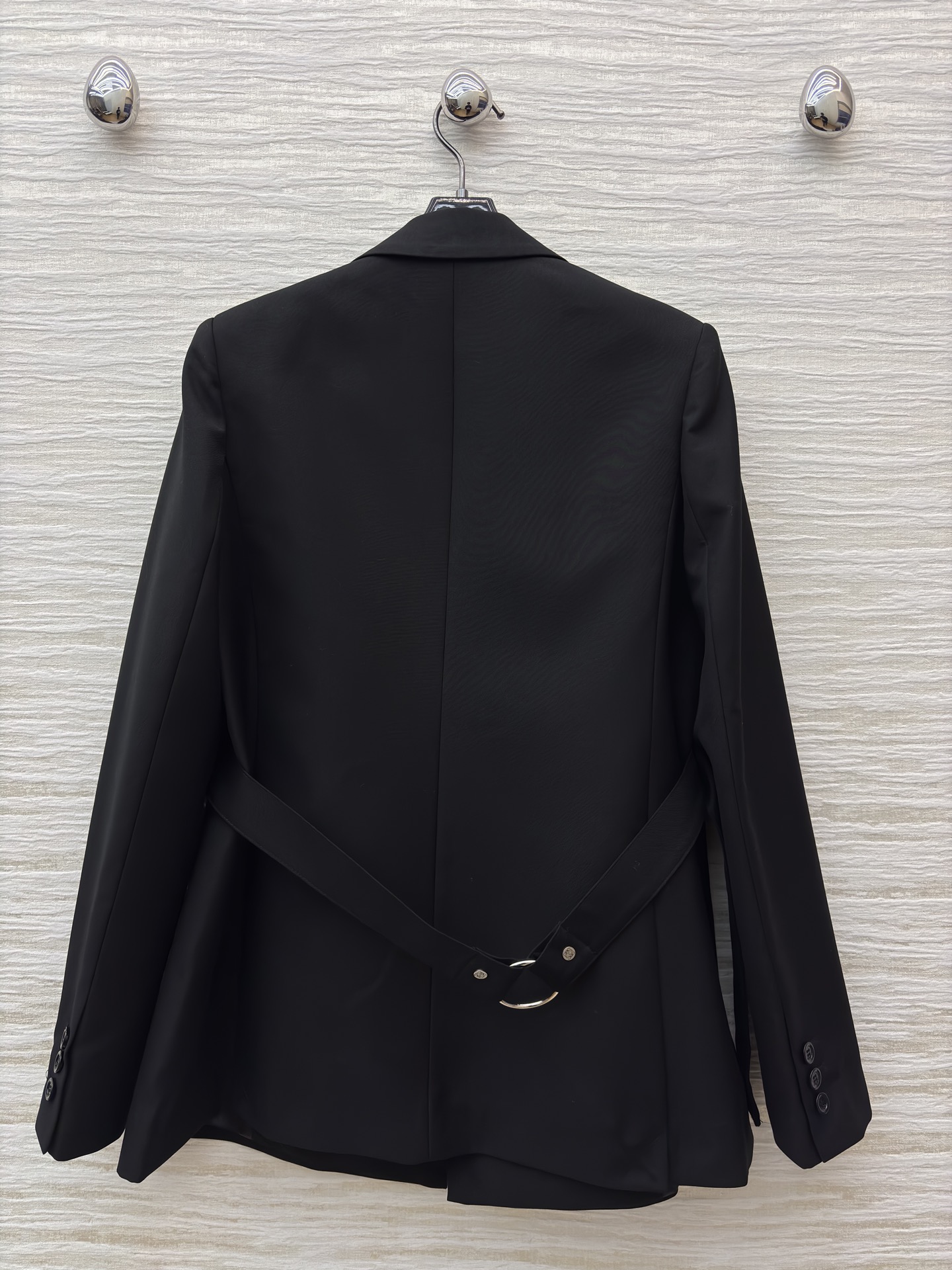 LW绑带西装 橄榄绿复古松弛 黑色利落高级 腰带收腰既能穿出随性氛围又能掐出好比例 可搭配同系列裤子 日