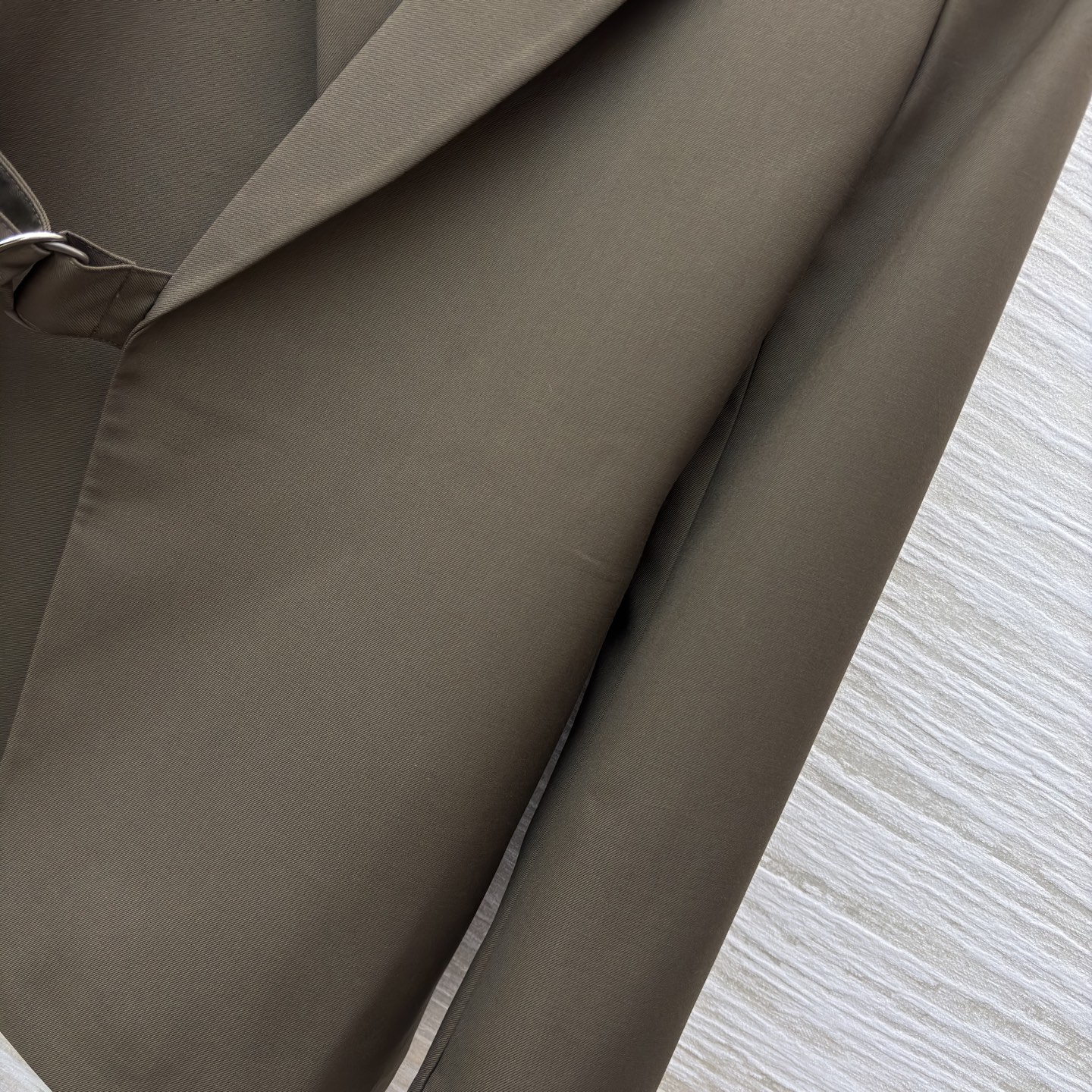 LW绑带西装 橄榄绿复古松弛 黑色利落高级 腰带收腰既能穿出随性氛围又能掐出好比例 可搭配同系列裤子 日