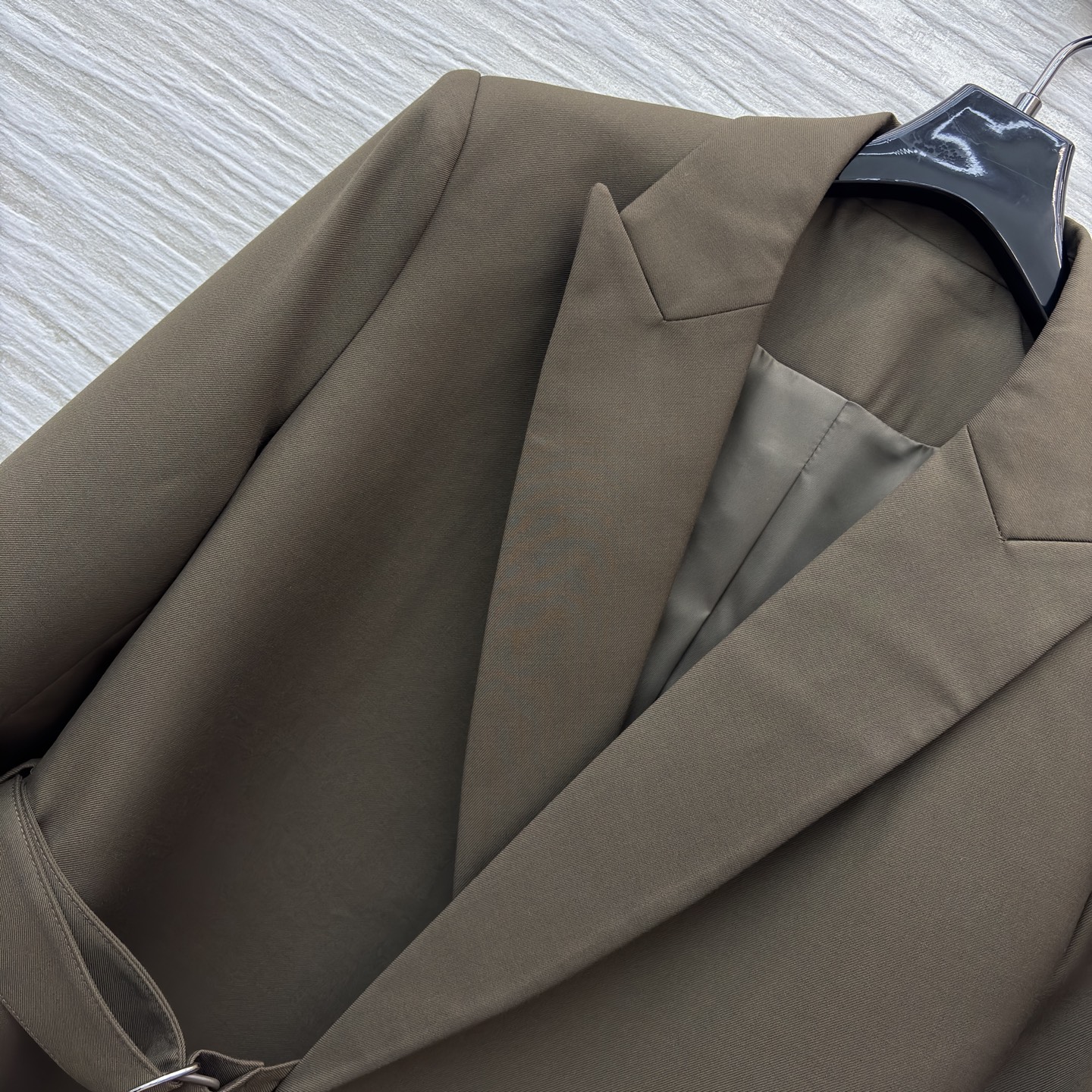 LW绑带西装 橄榄绿复古松弛 黑色利落高级 腰带收腰既能穿出随性氛围又能掐出好比例 可搭配同系列裤子 日