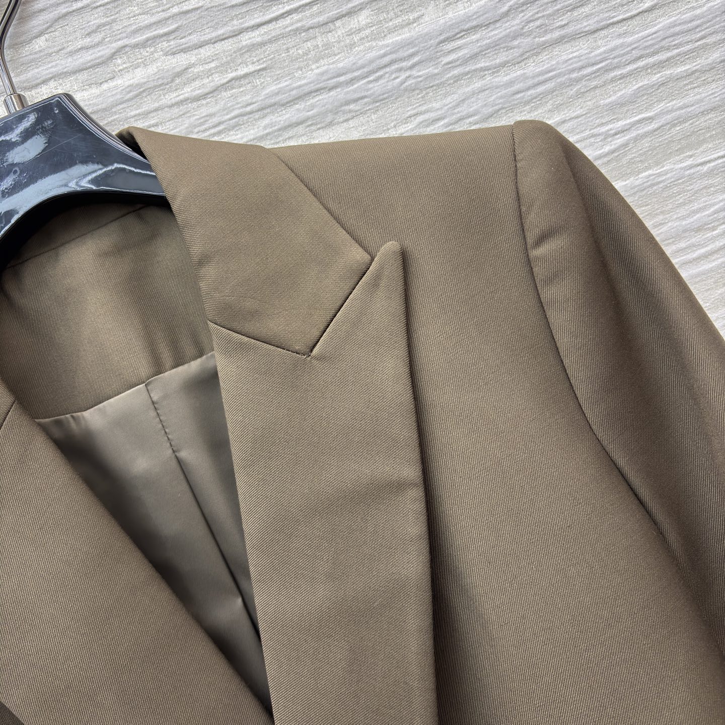 LW绑带西装 橄榄绿复古松弛 黑色利落高级 腰带收腰既能穿出随性氛围又能掐出好比例 可搭配同系列裤子 日