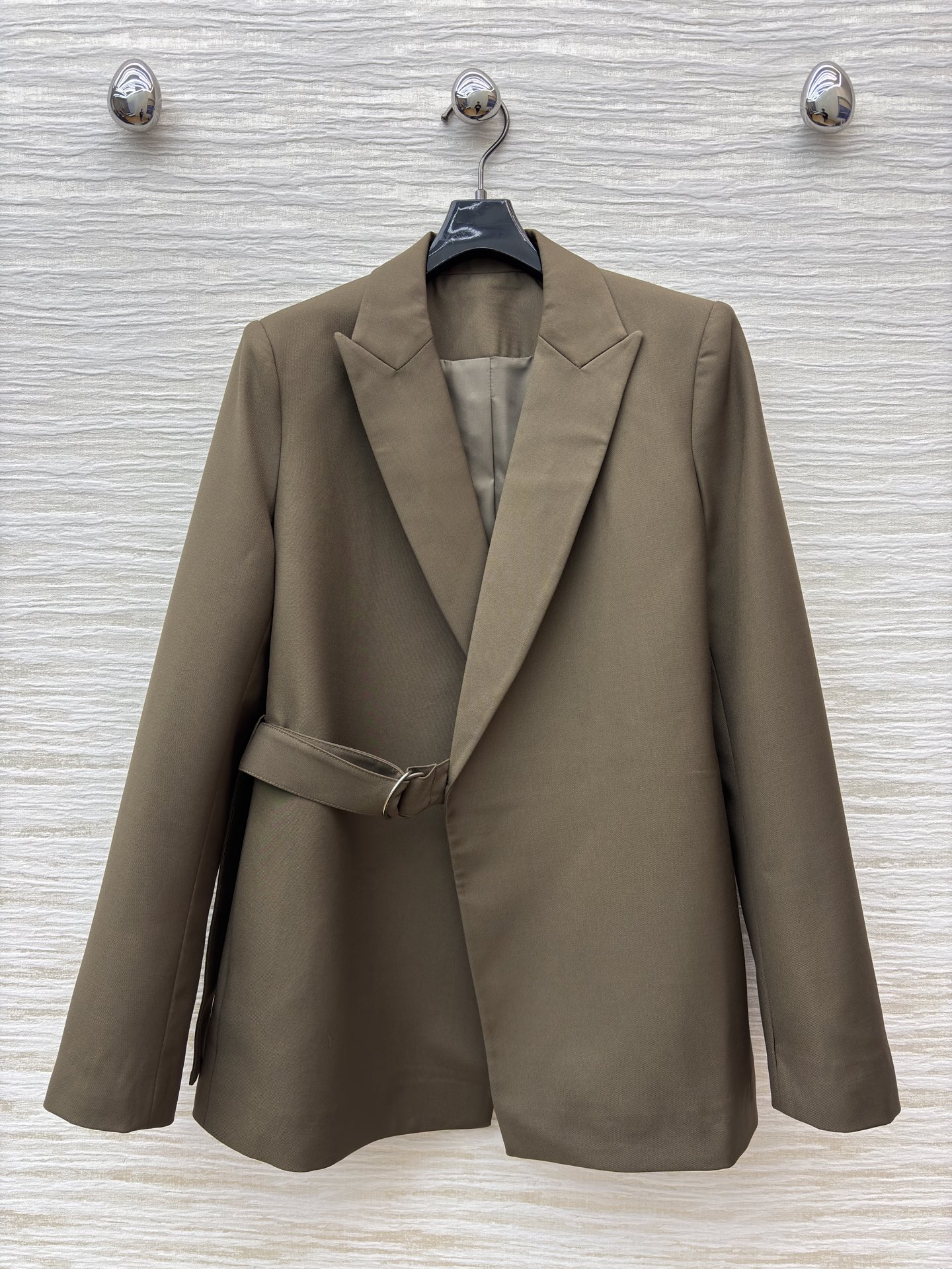 LW绑带西装 橄榄绿复古松弛 黑色利落高级 腰带收腰既能穿出随性氛围又能掐出好比例 可搭配同系列裤子 日