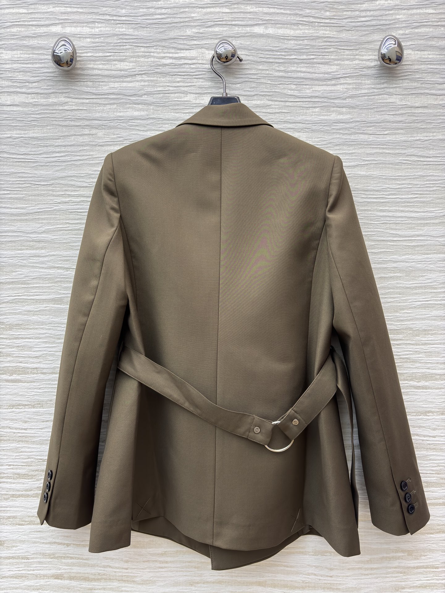 LW绑带西装 橄榄绿复古松弛 黑色利落高级 腰带收腰既能穿出随性氛围又能掐出好比例 可搭配同系列裤子 日