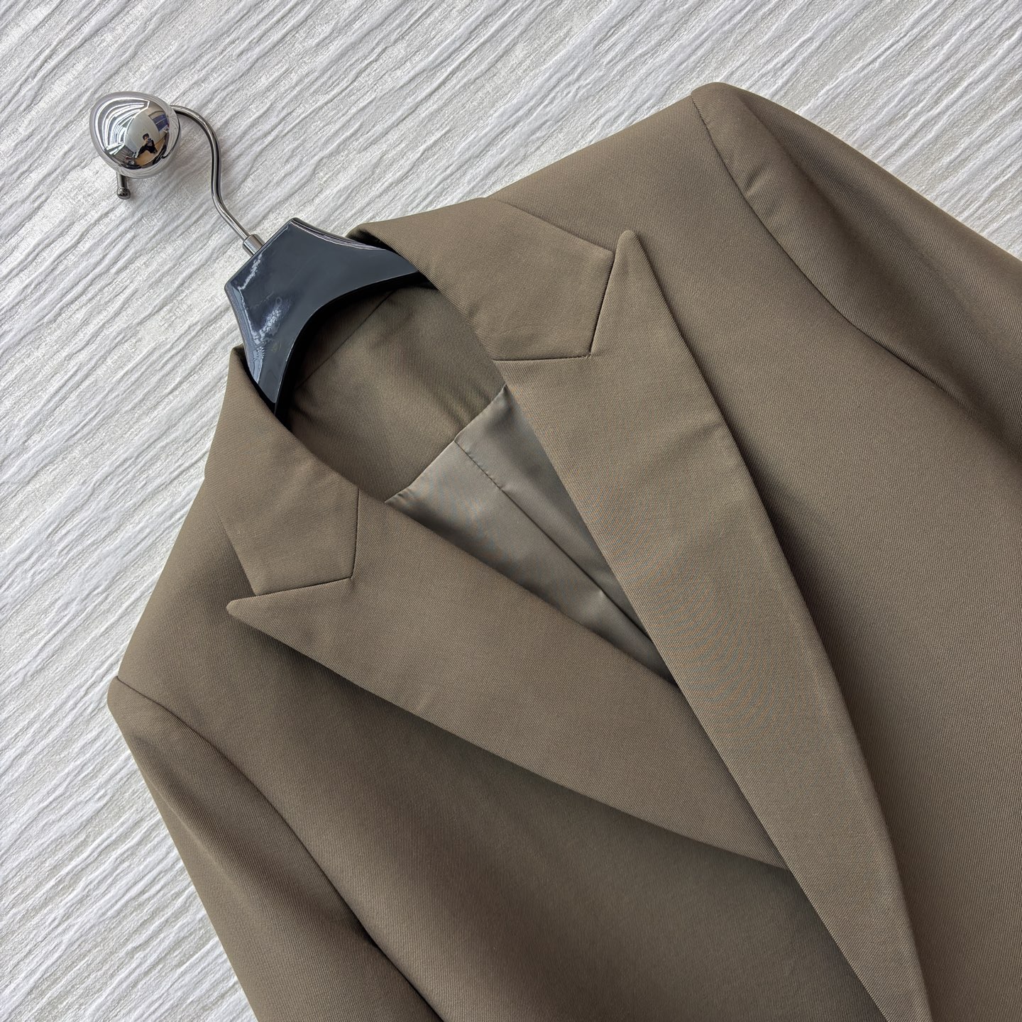 LW绑带西装 橄榄绿复古松弛 黑色利落高级 腰带收腰既能穿出随性氛围又能掐出好比例 可搭配同系列裤子 日