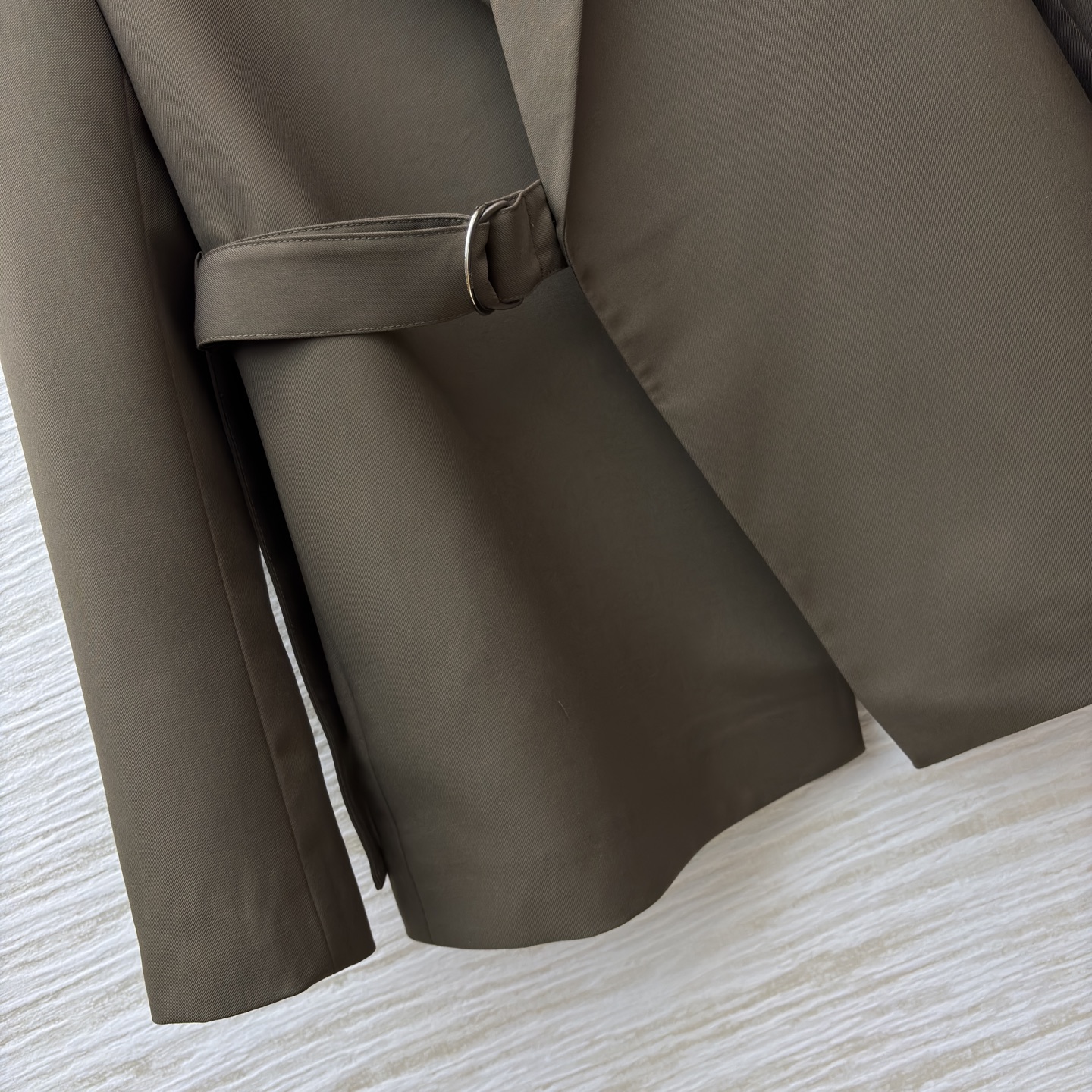 LW绑带西装 橄榄绿复古松弛 黑色利落高级 腰带收腰既能穿出随性氛围又能掐出好比例 可搭配同系列裤子 日