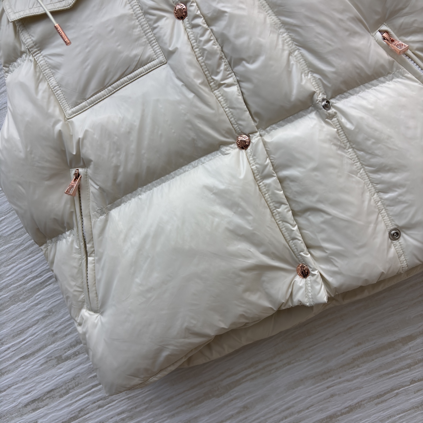 Mo立领连帽羽绒马甲 太懂冬日氛围感 连帽抽绳设计防风又随性 蓬松度刚好不臃肿 内搭毛衣外搭大衣都适配 