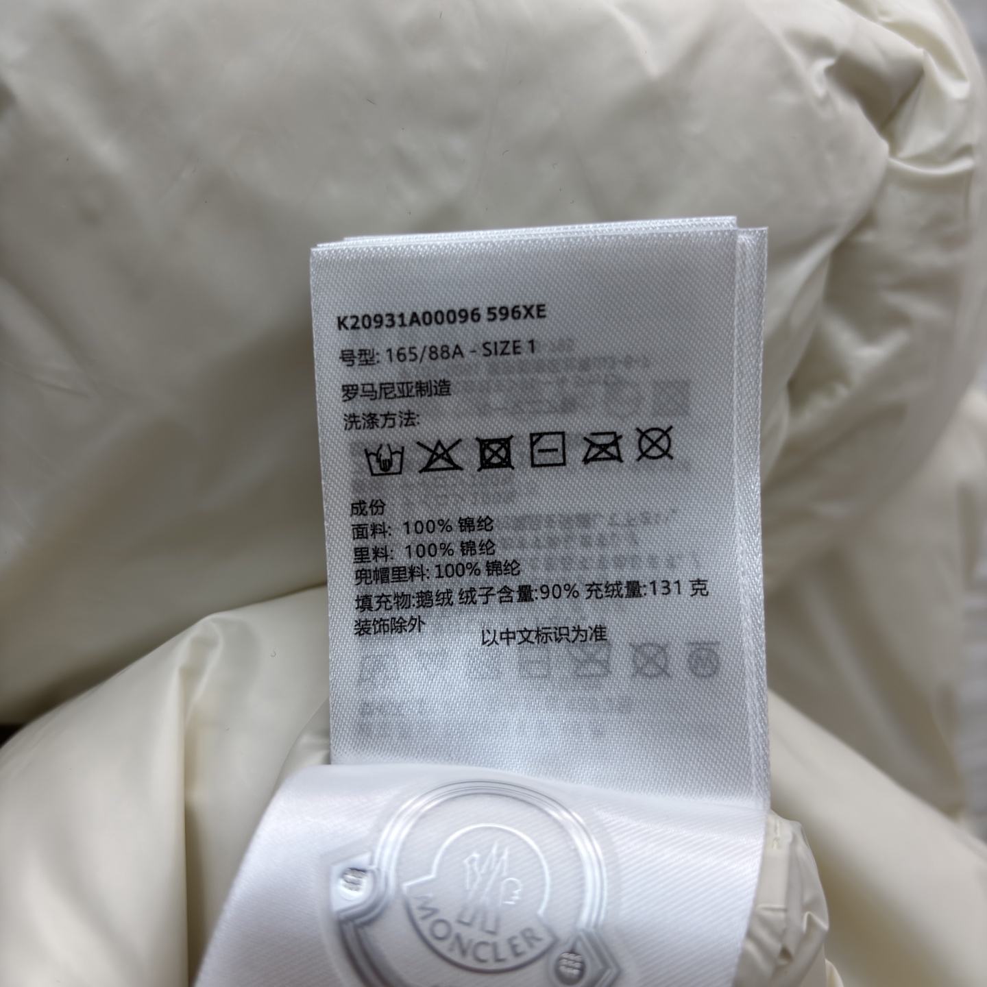 Mo立领连帽羽绒马甲 太懂冬日氛围感 连帽抽绳设计防风又随性 蓬松度刚好不臃肿 内搭毛衣外搭大衣都适配 