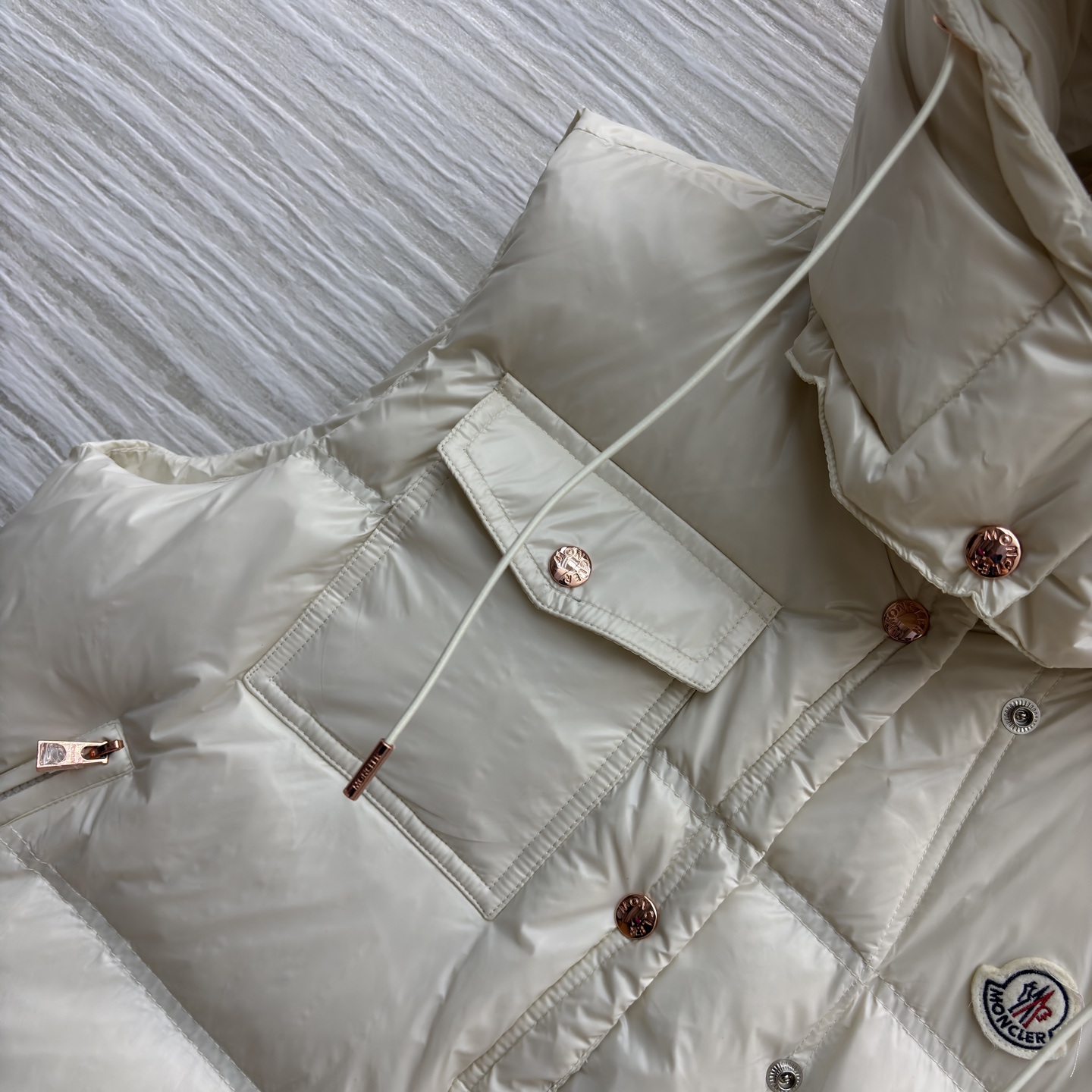 Mo立领连帽羽绒马甲 太懂冬日氛围感 连帽抽绳设计防风又随性 蓬松度刚好不臃肿 内搭毛衣外搭大衣都适配 