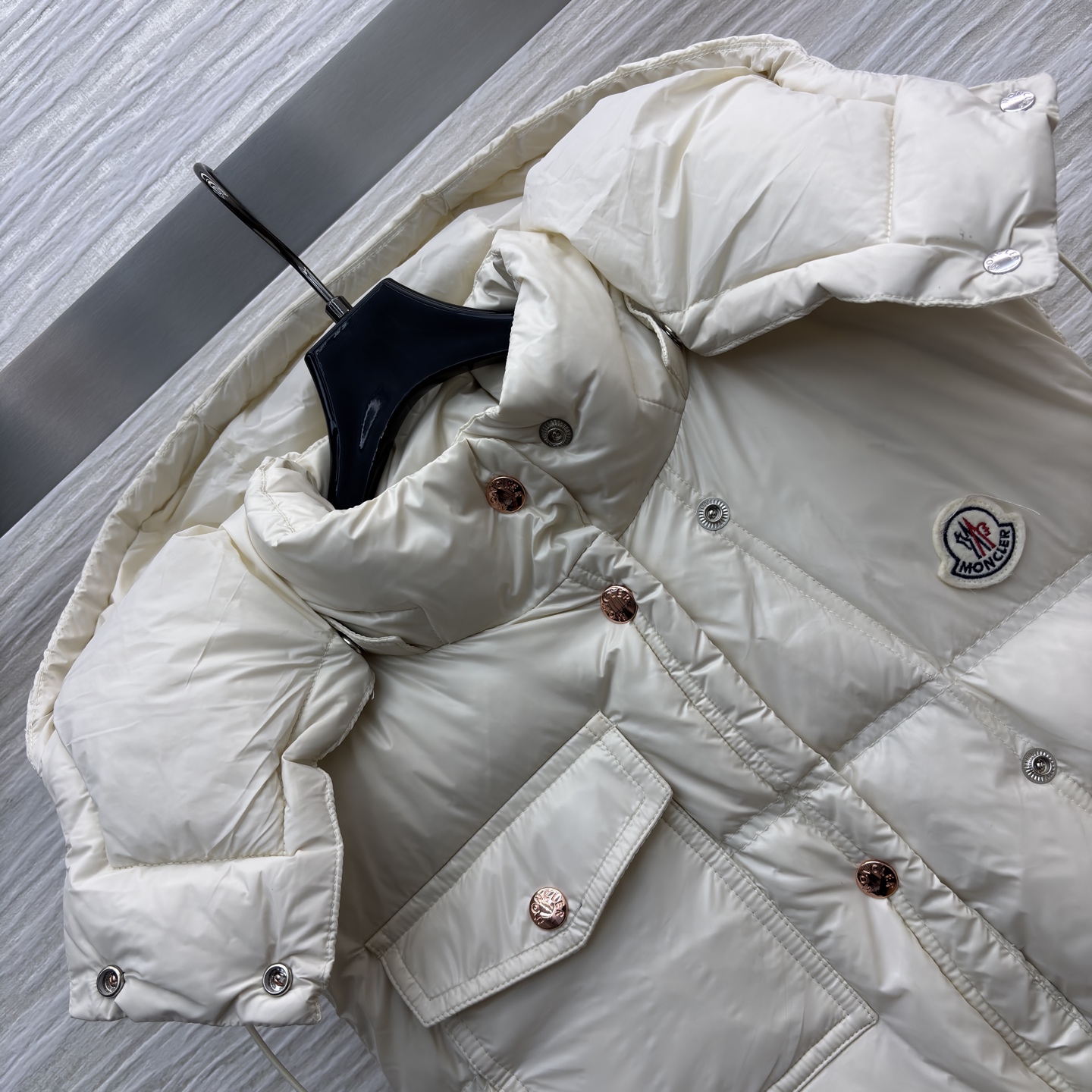 Mo立领连帽羽绒马甲 太懂冬日氛围感 连帽抽绳设计防风又随性 蓬松度刚好不臃肿 内搭毛衣外搭大衣都适配 