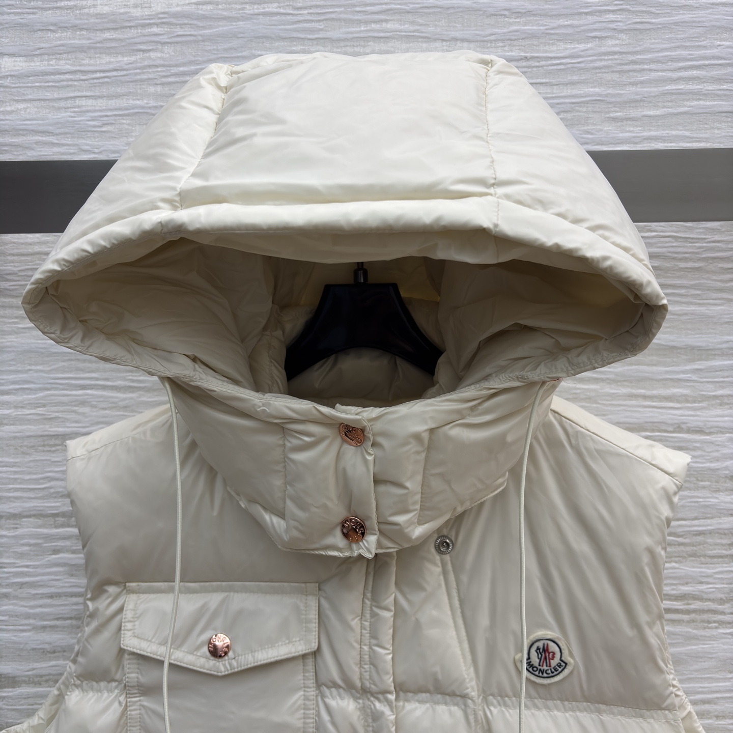 Mo立领连帽羽绒马甲 太懂冬日氛围感 连帽抽绳设计防风又随性 蓬松度刚好不臃肿 内搭毛衣外搭大衣都适配 