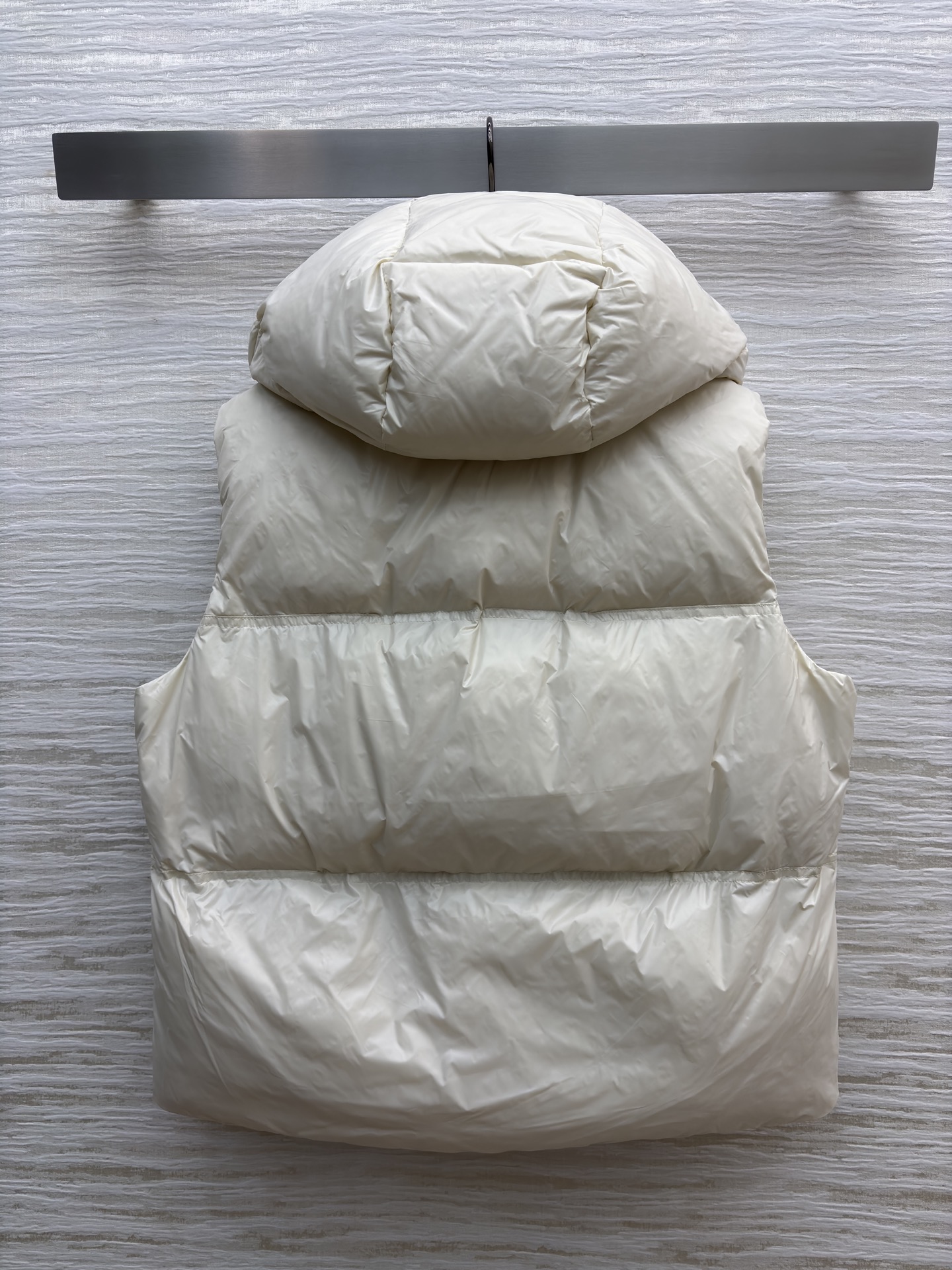 Mo立领连帽羽绒马甲 太懂冬日氛围感 连帽抽绳设计防风又随性 蓬松度刚好不臃肿 内搭毛衣外搭大衣都适配 