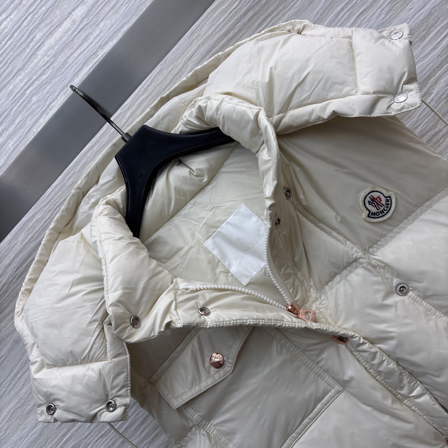 Mo立领连帽羽绒马甲 太懂冬日氛围感 连帽抽绳设计防风又随性 蓬松度刚好不臃肿 内搭毛衣外搭大衣都适配 