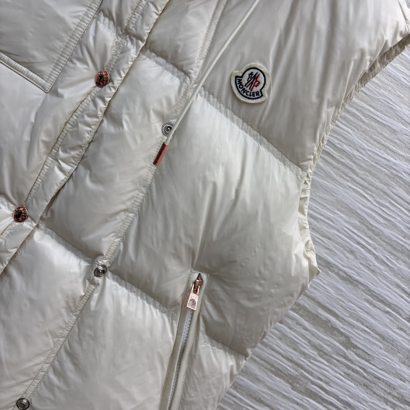 Mo立领连帽羽绒马甲 太懂冬日氛围感 连帽抽绳设计防风又随性 蓬松度刚好不臃肿 内搭毛衣外搭大衣都适配 