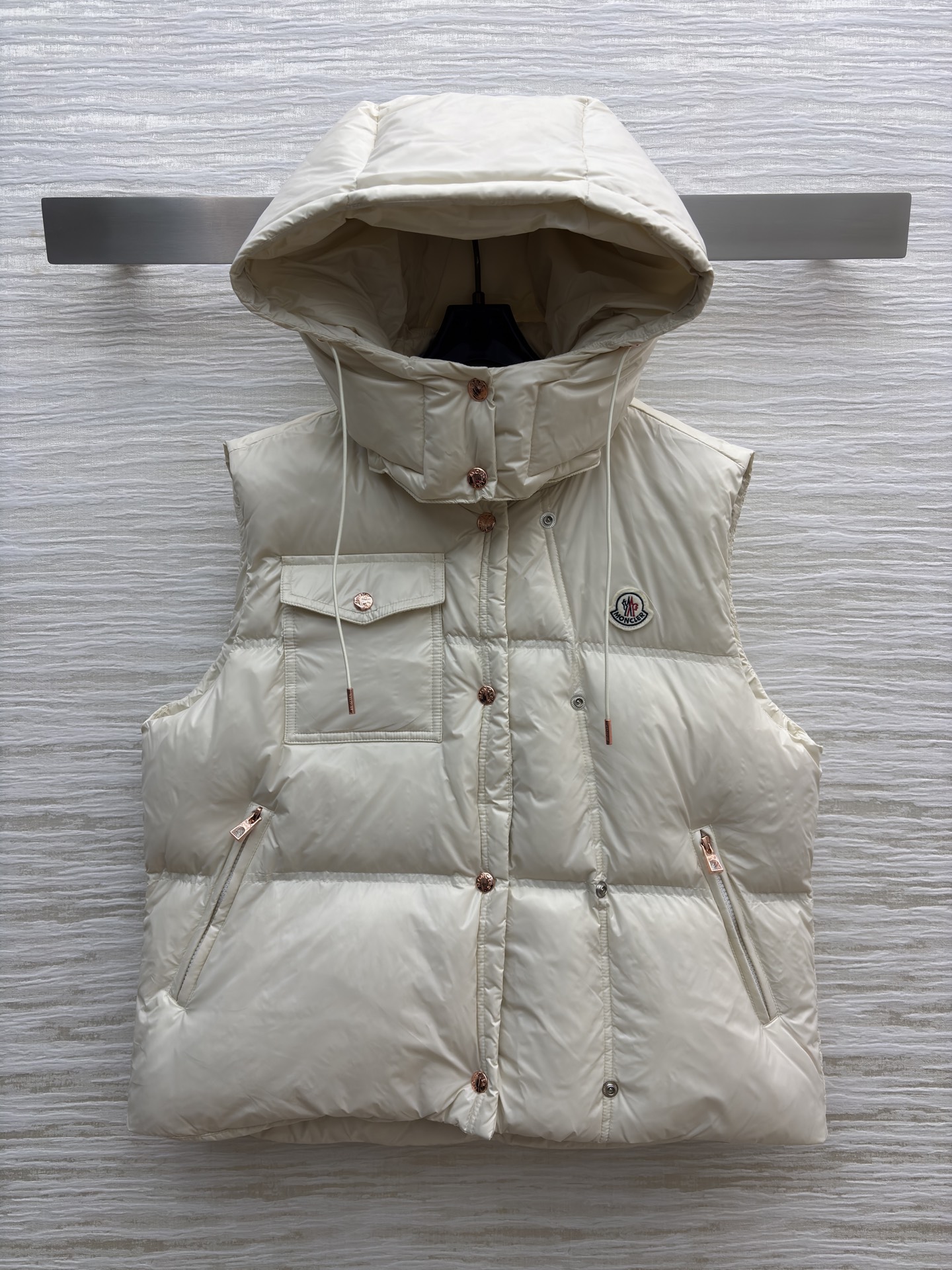 Mo立领连帽羽绒马甲 太懂冬日氛围感 连帽抽绳设计防风又随性 蓬松度刚好不臃肿 内搭毛衣外搭大衣都适配 