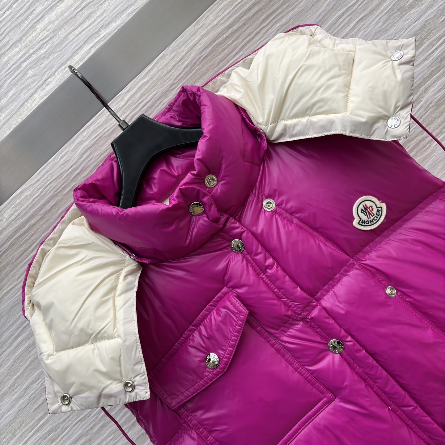 Mo立领连帽羽绒马甲 太懂冬日氛围感 连帽抽绳设计防风又随性 蓬松度刚好不臃肿 内搭毛衣外搭大衣都适配 