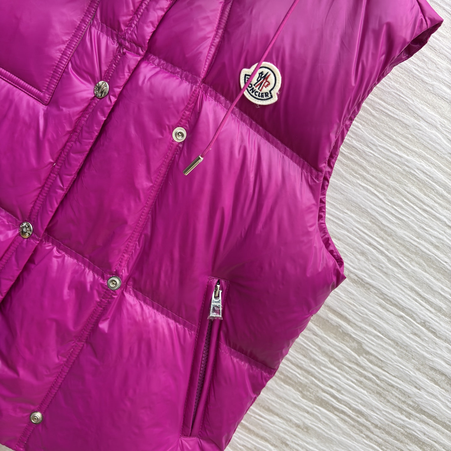 Mo立领连帽羽绒马甲 太懂冬日氛围感 连帽抽绳设计防风又随性 蓬松度刚好不臃肿 内搭毛衣外搭大衣都适配 