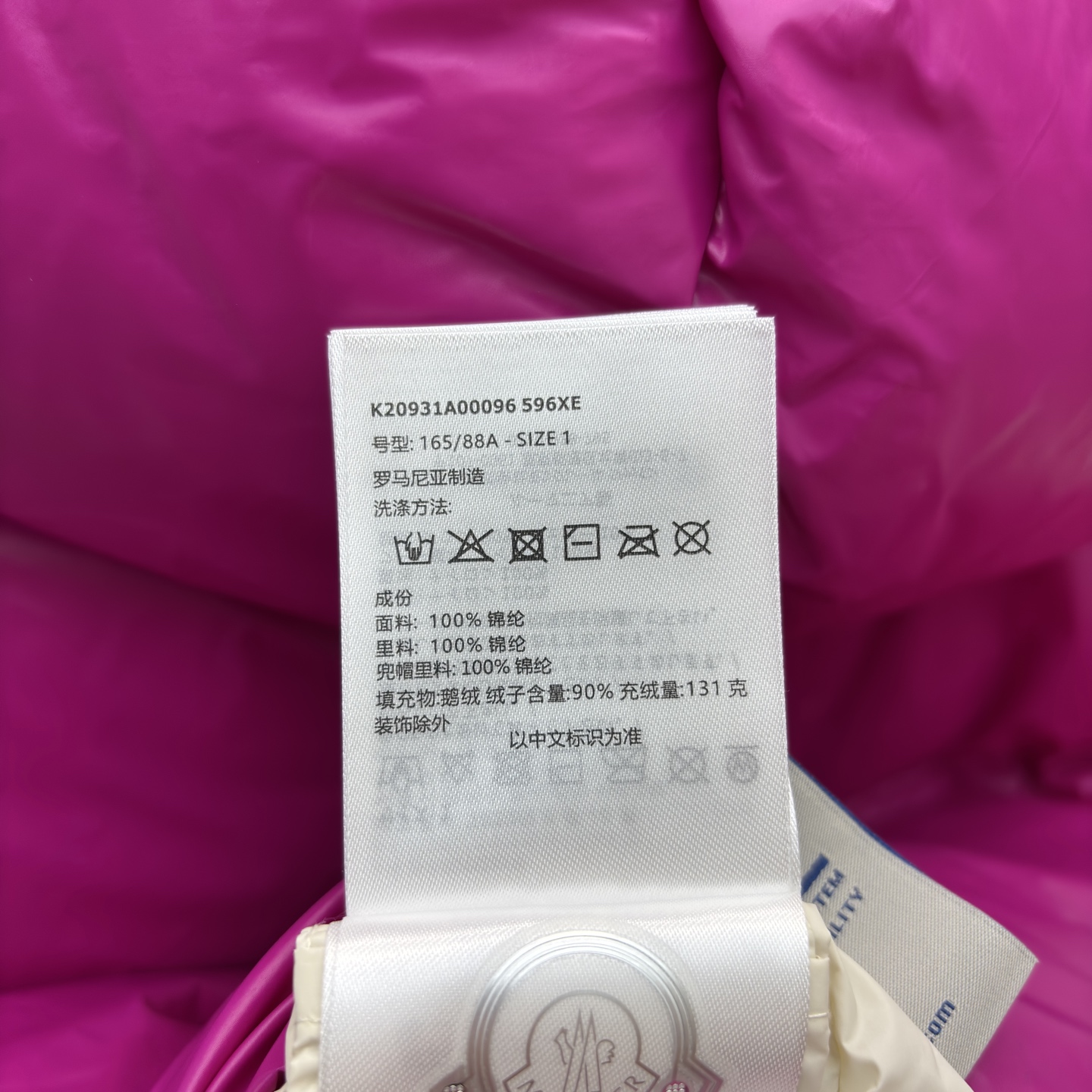 Mo立领连帽羽绒马甲 太懂冬日氛围感 连帽抽绳设计防风又随性 蓬松度刚好不臃肿 内搭毛衣外搭大衣都适配 