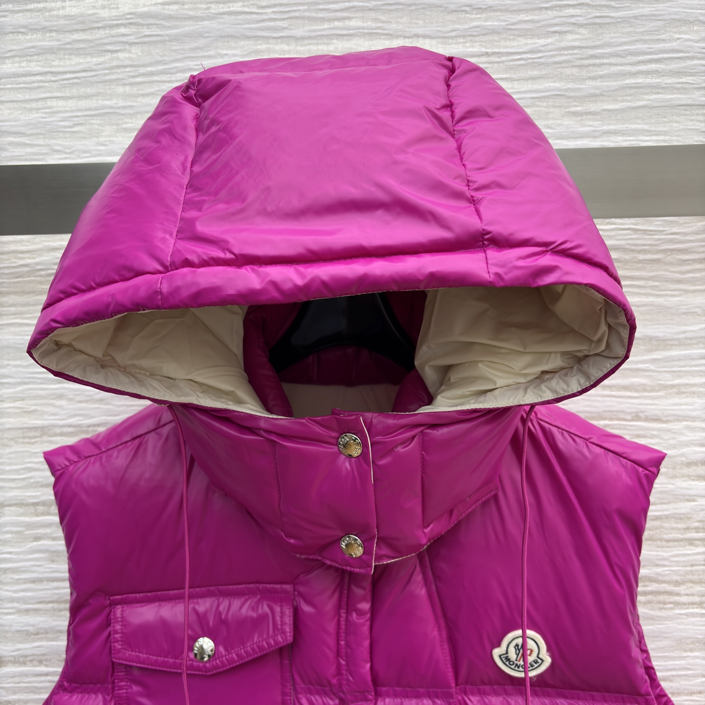 Mo立领连帽羽绒马甲 太懂冬日氛围感 连帽抽绳设计防风又随性 蓬松度刚好不臃肿 内搭毛衣外搭大衣都适配 