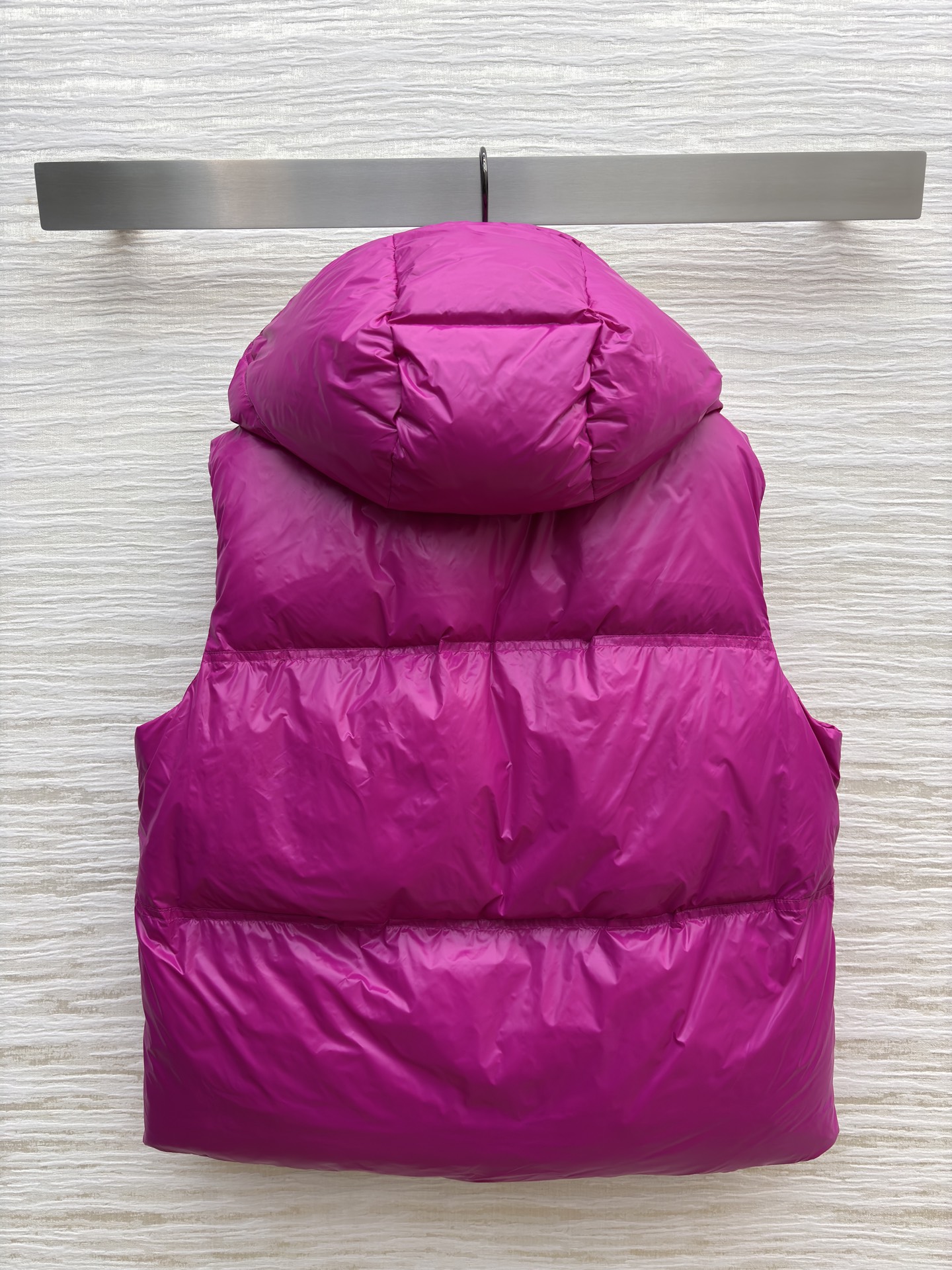 Mo立领连帽羽绒马甲 太懂冬日氛围感 连帽抽绳设计防风又随性 蓬松度刚好不臃肿 内搭毛衣外搭大衣都适配 