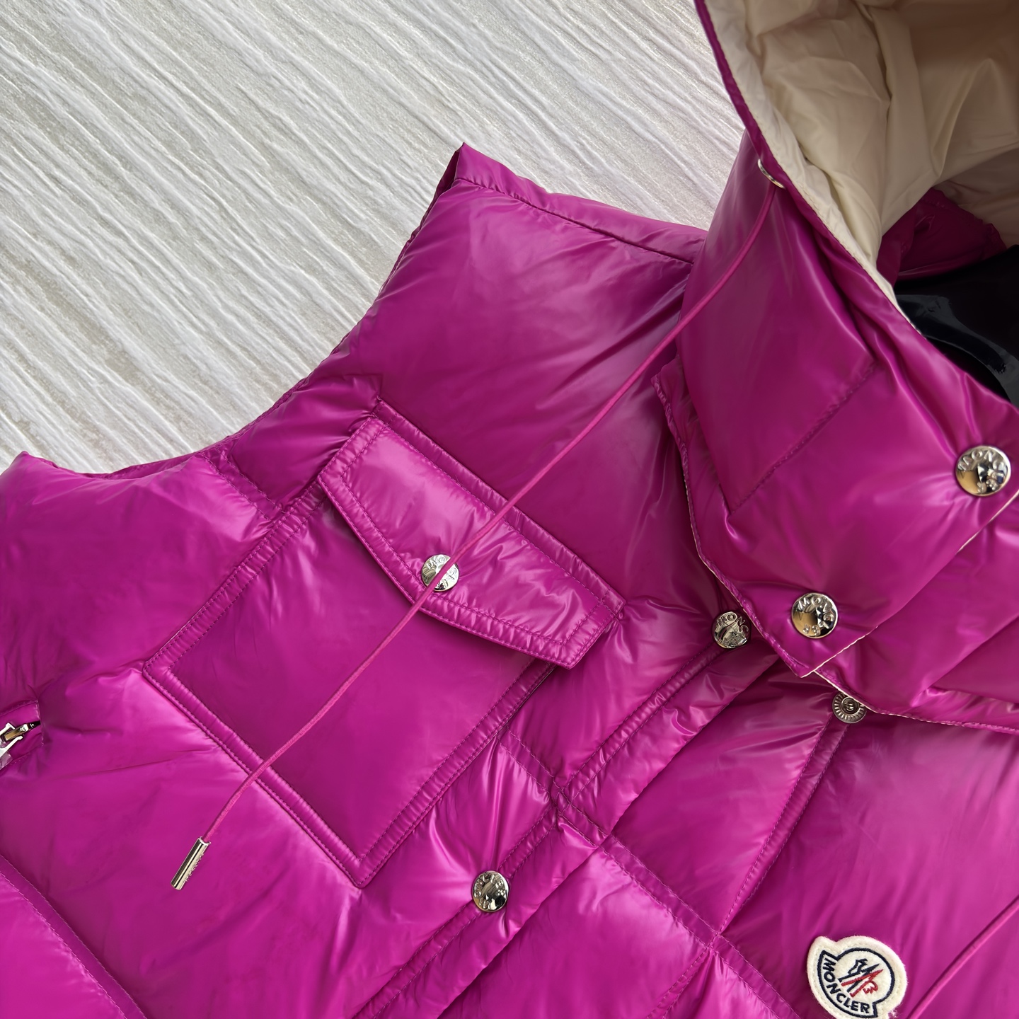 Mo立领连帽羽绒马甲 太懂冬日氛围感 连帽抽绳设计防风又随性 蓬松度刚好不臃肿 内搭毛衣外搭大衣都适配 