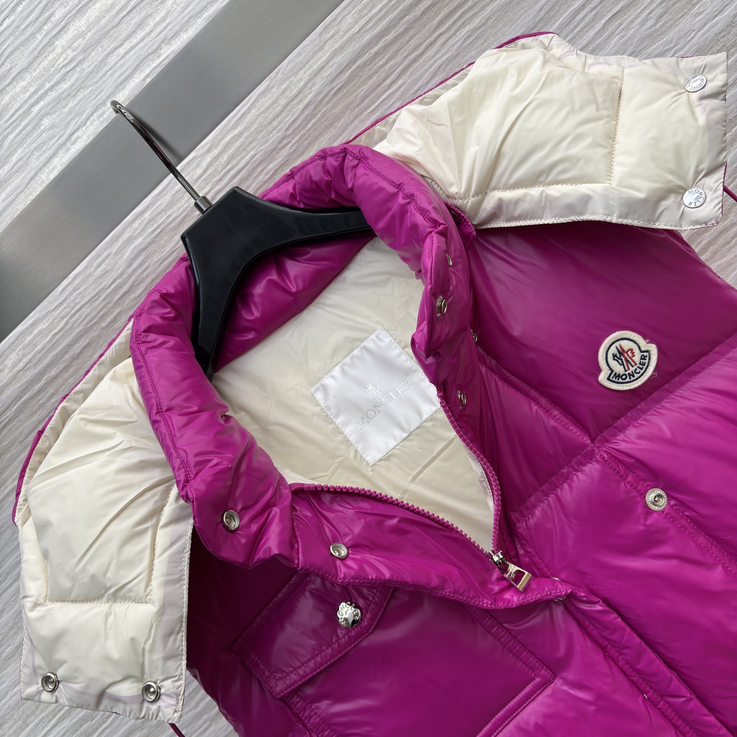 Mo立领连帽羽绒马甲 太懂冬日氛围感 连帽抽绳设计防风又随性 蓬松度刚好不臃肿 内搭毛衣外搭大衣都适配 