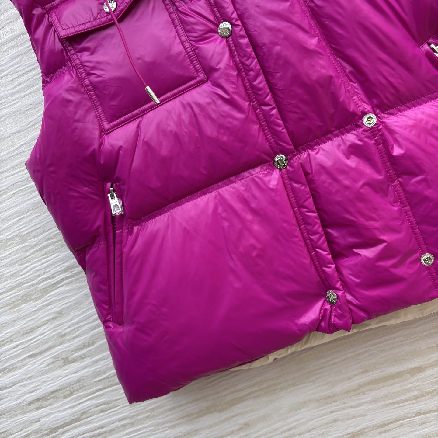 Mo立领连帽羽绒马甲 太懂冬日氛围感 连帽抽绳设计防风又随性 蓬松度刚好不臃肿 内搭毛衣外搭大衣都适配 